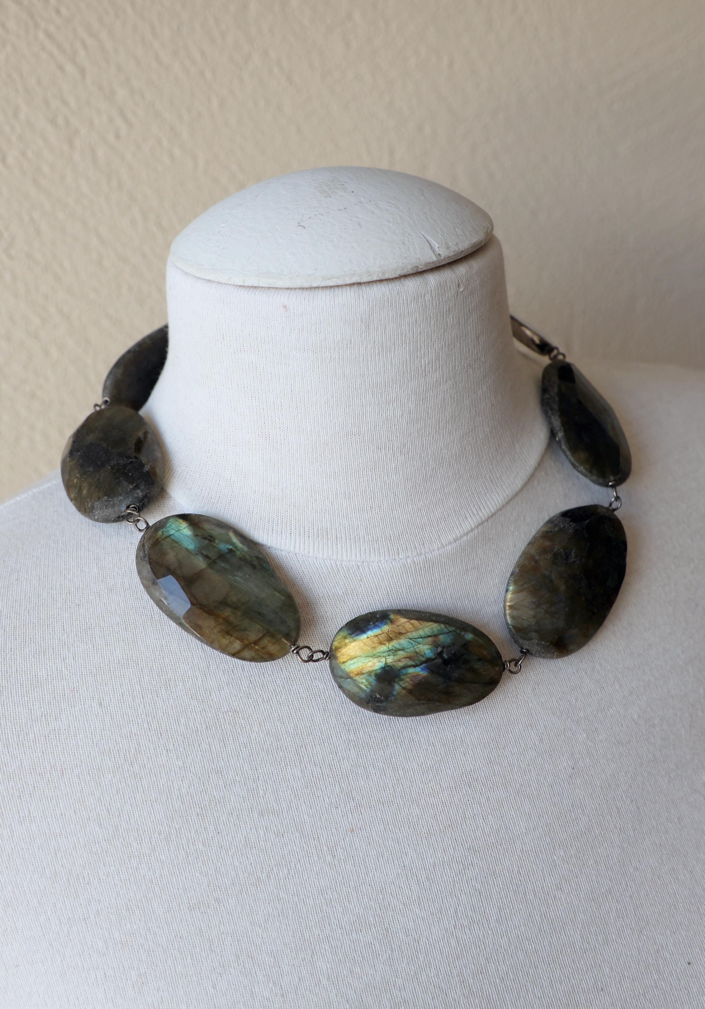 Artista Collana di perle di labradorite con serratura d'argento, una dichiarazione unica nel suo genere. in vendita