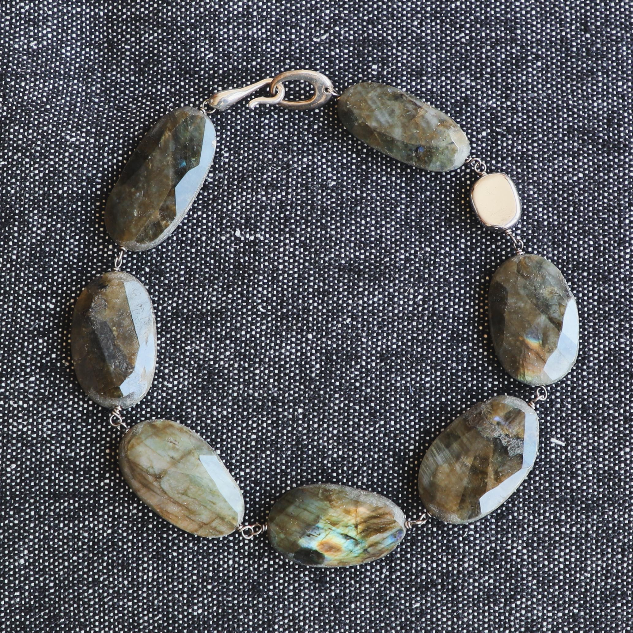 Taglio misto Collana di perle di labradorite con serratura d'argento, una dichiarazione unica nel suo genere. in vendita