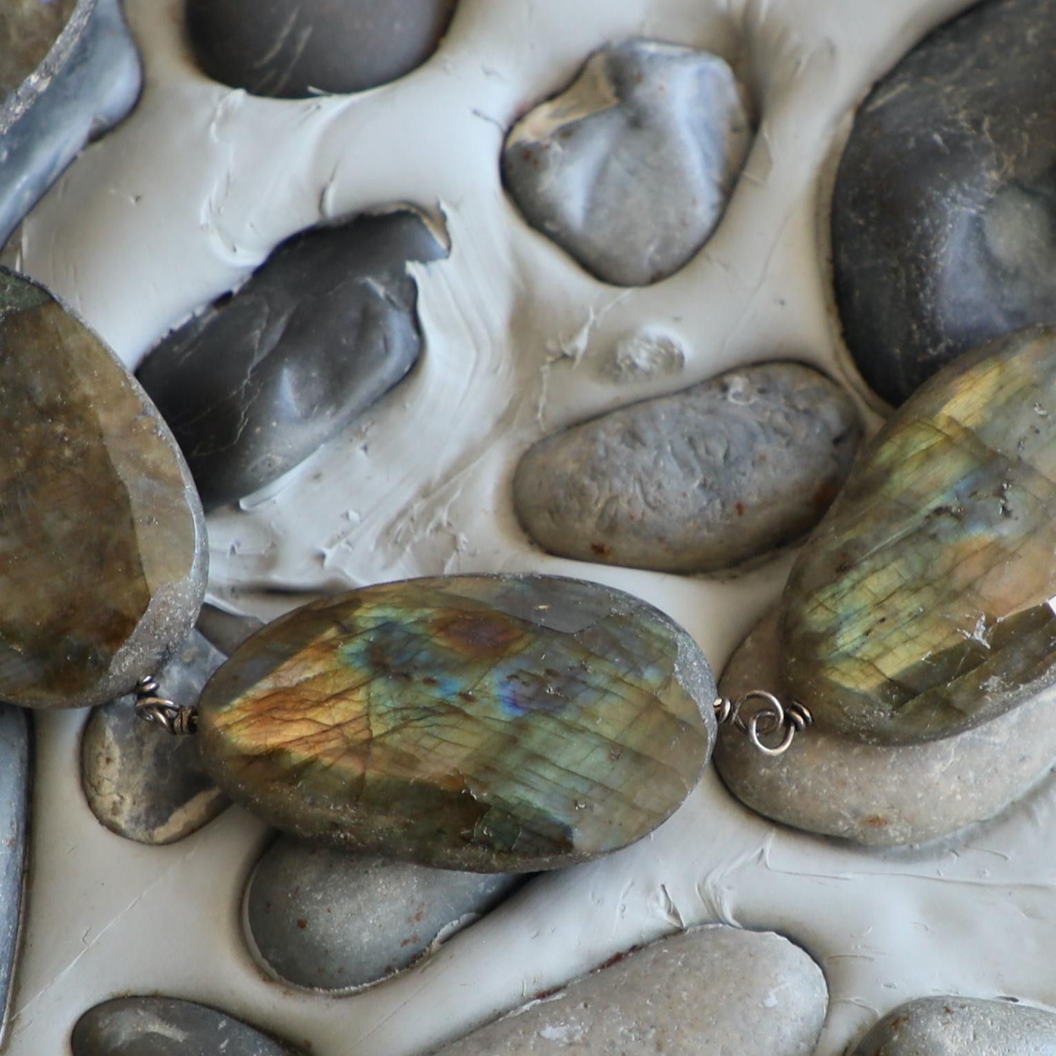 Collana di perle di labradorite con serratura d'argento, una dichiarazione unica nel suo genere. In condizioni Nuovo in vendita a Engelberg, CH
