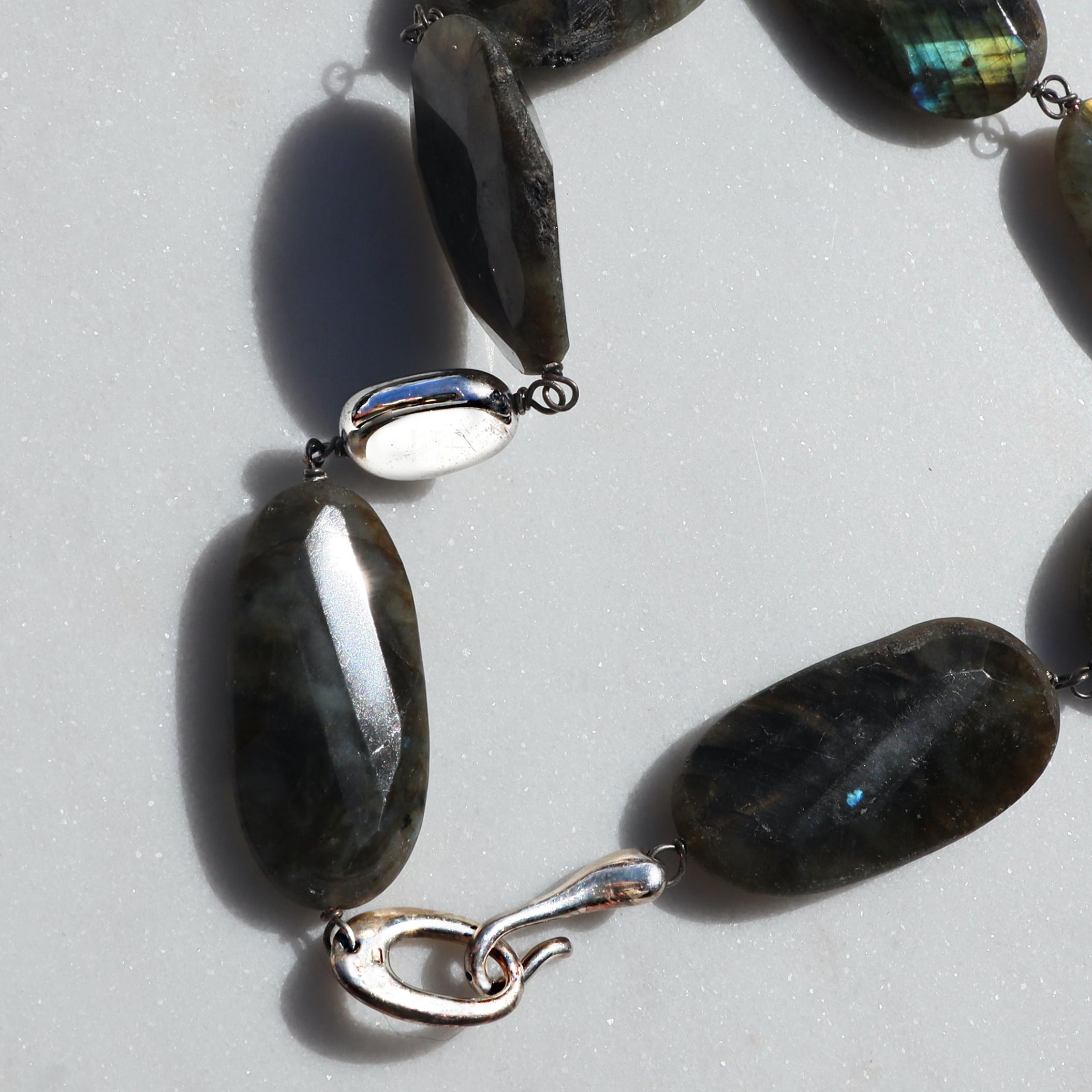 da uomo o donna Collana di perle di labradorite con serratura d'argento, una dichiarazione unica nel suo genere. in vendita