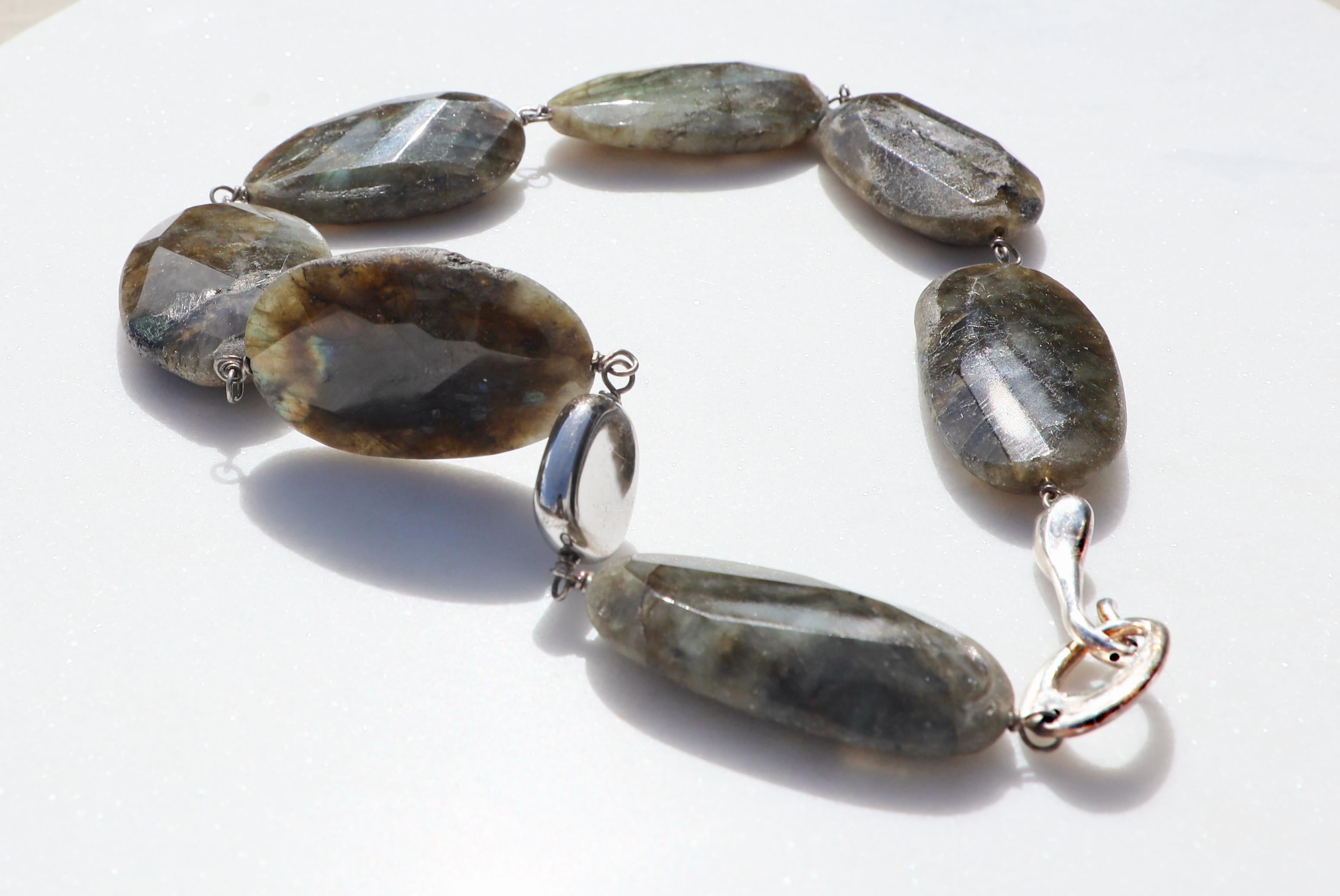 Collana di perle di labradorite con serratura d'argento, una dichiarazione unica nel suo genere. in vendita 1