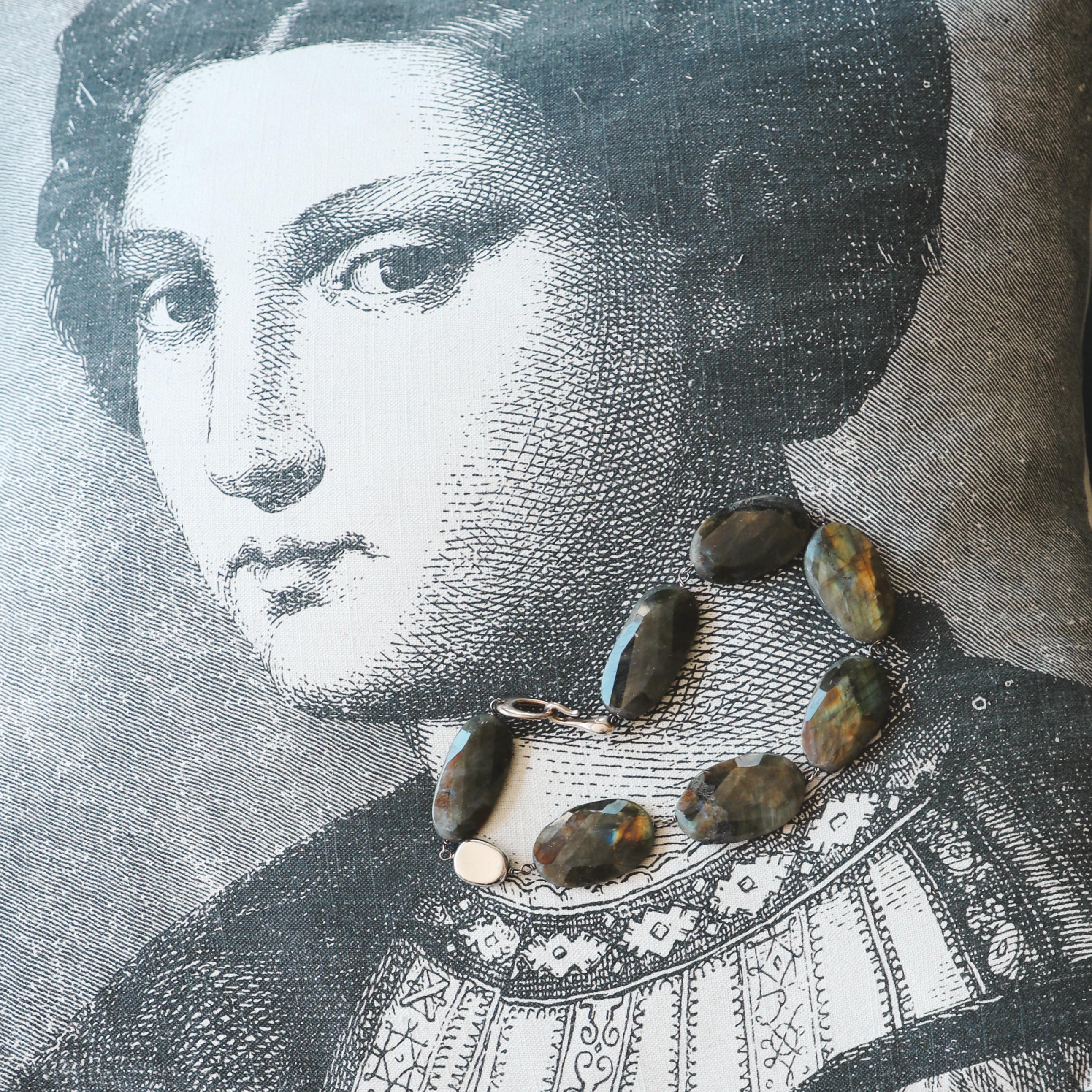 Collana di perle di labradorite con serratura d'argento, una dichiarazione unica nel suo genere. in vendita 2