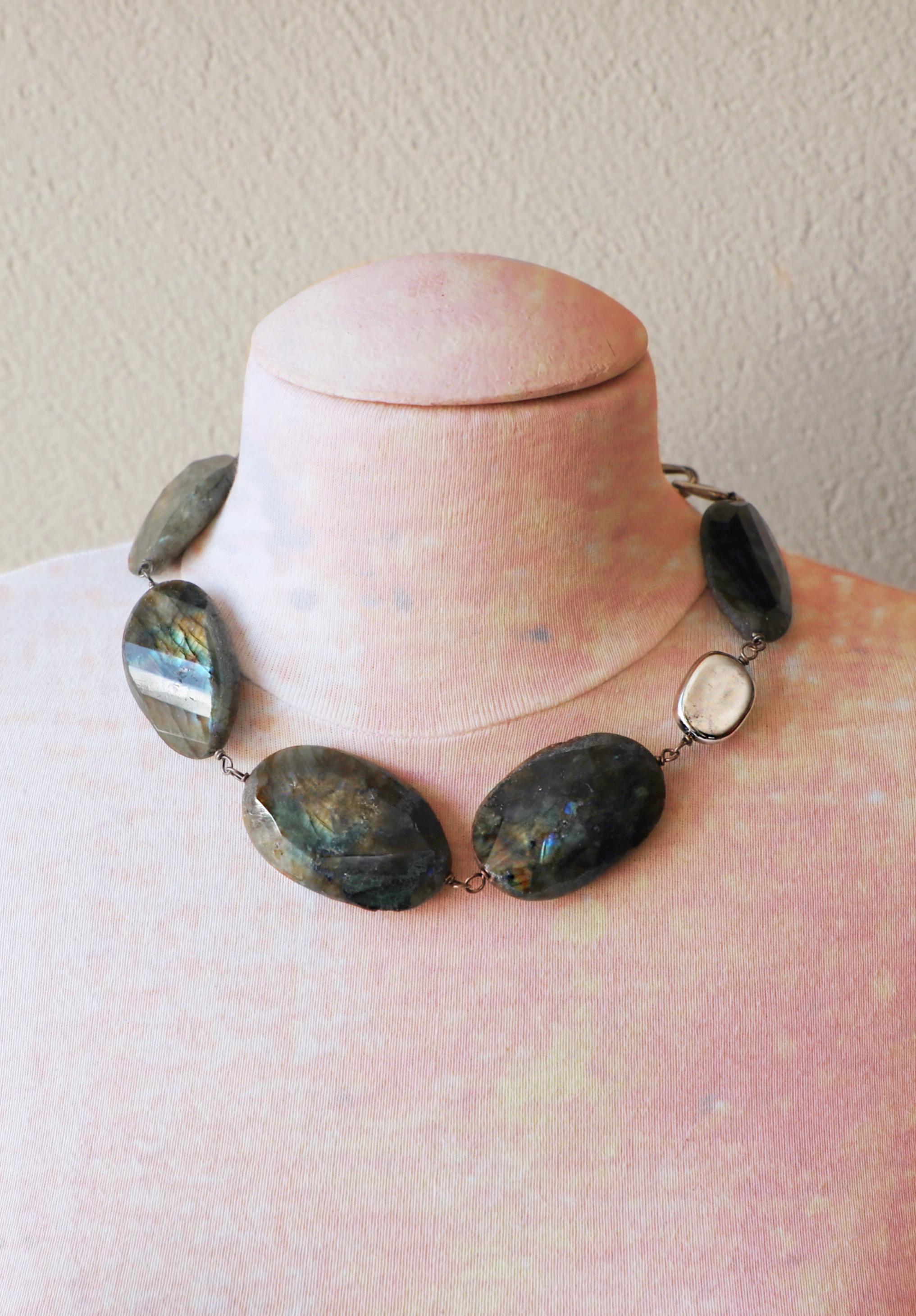 Collana di perle di labradorite con serratura d'argento, una dichiarazione unica nel suo genere. in vendita 3