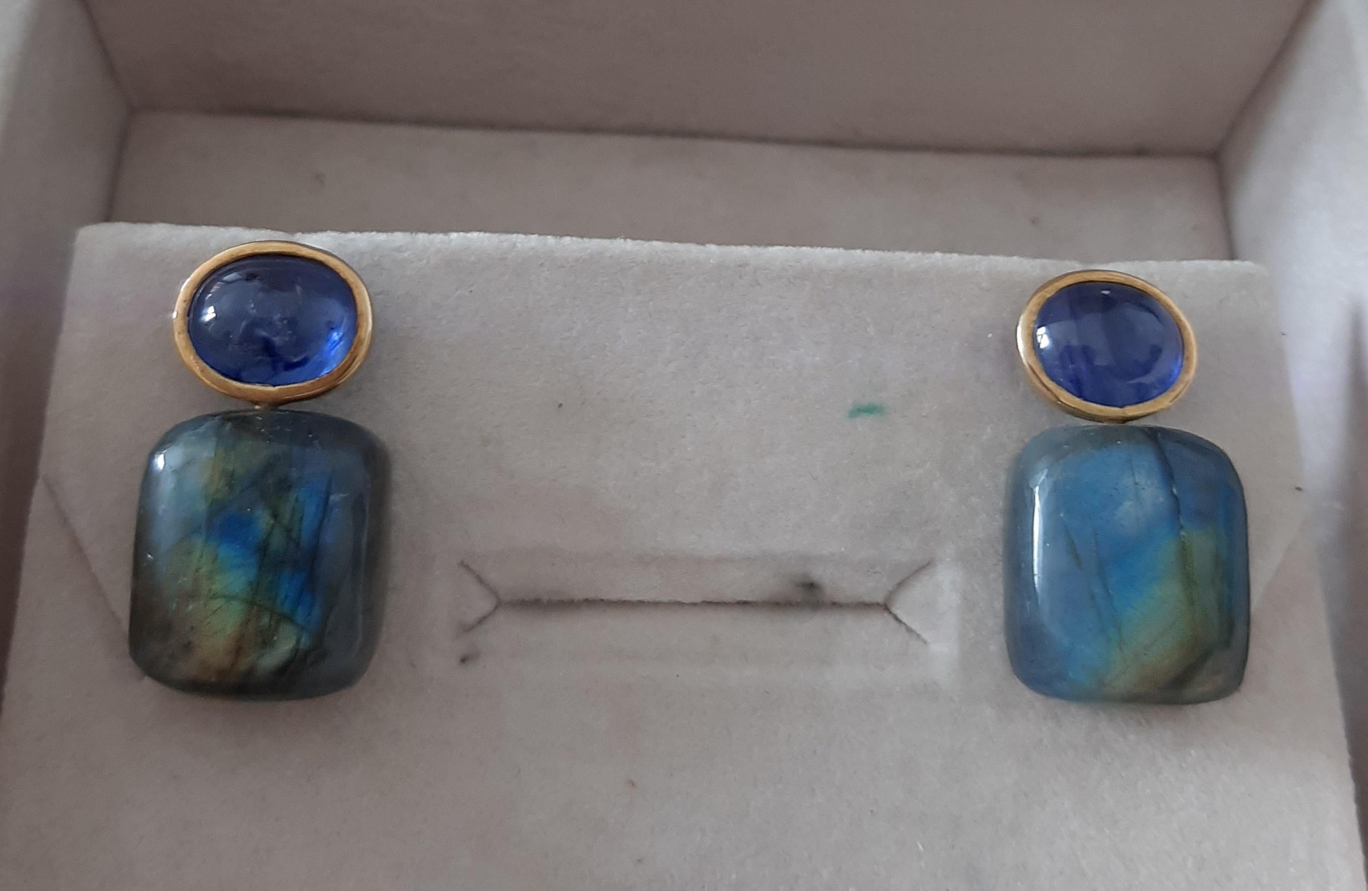 Labradorit Cushion Form Cabs blauer Saphir Cabs 14k Solid Gold Stud Ohrringe im Zustand „Neu“ im Angebot in Bangkok, TH