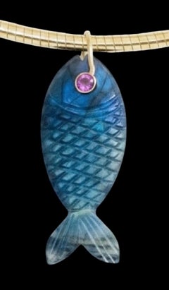 Ciondolo a forma di pesce in labradorite con occhi in tormalina rosa su entrambi i lati e oro 14k