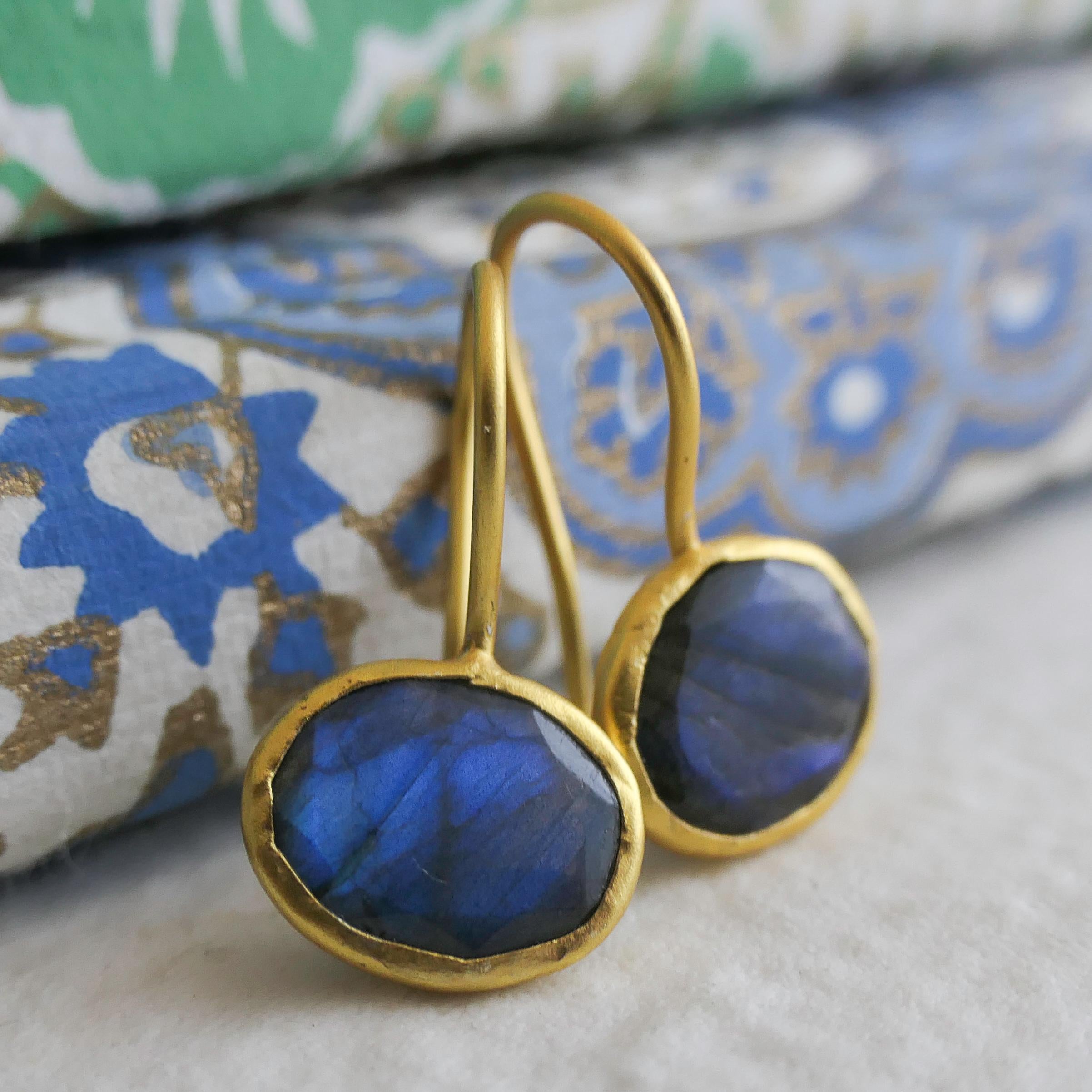 7x9mm faceted oval cut labradorite set in gold plated sterling silver and placed in gold plated sterling silver  earwires.

✦Gemstone:  labradorite
✦Stone Cut: faceted oval  cut
✦Stone Size: Approximately 7x9mm
✦Size of earring from top of earwire