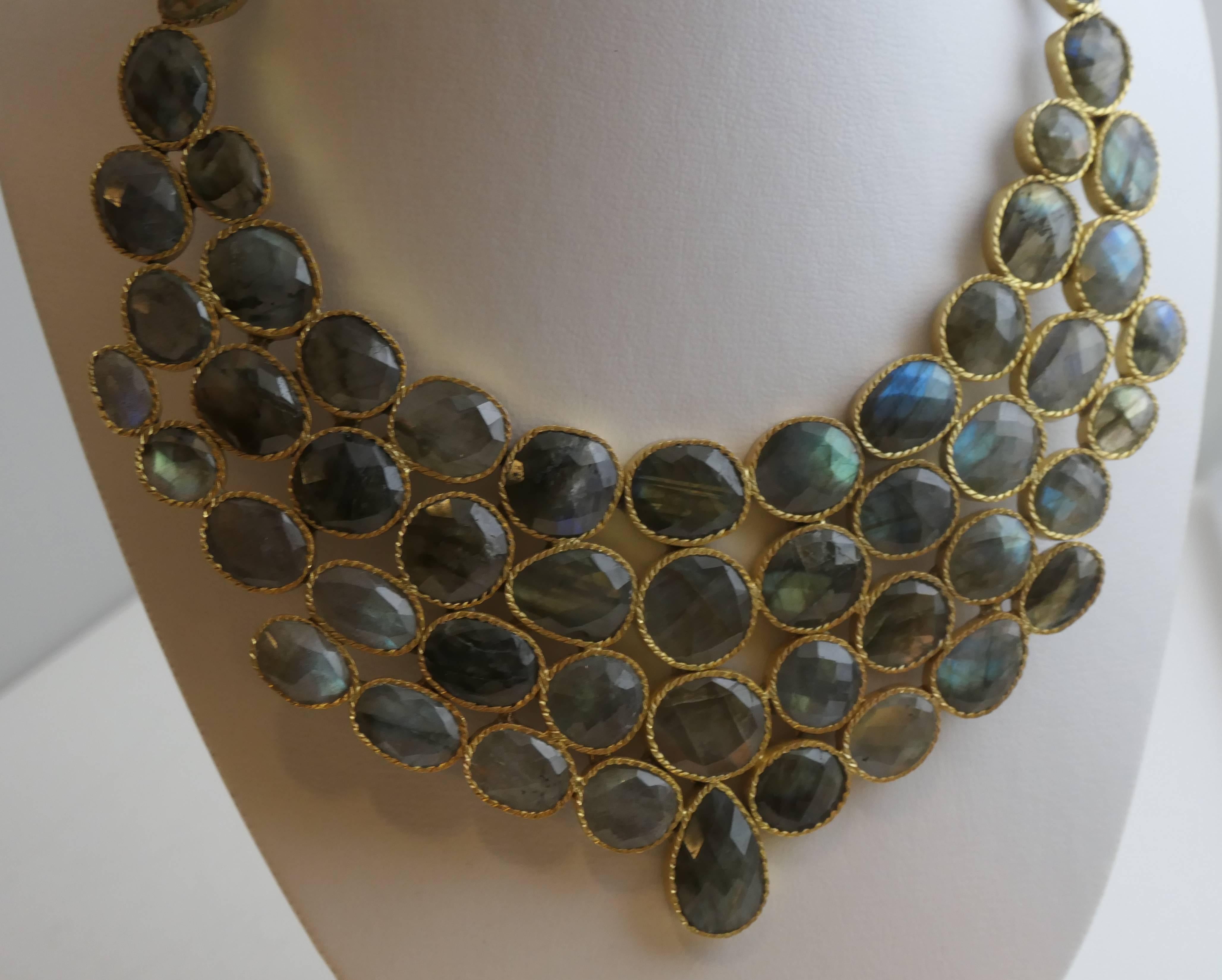 Questa collana è lunga 17 pollici con una catena aggiuntiva di 2,7 pollici e ha una chiusura a gancio. La goccia centrale misura 6,7 cm di profondità. Le gemme sono tutte sfaccettate e di varie forme e dimensioni, con un diametro che va dai 10 ai 20