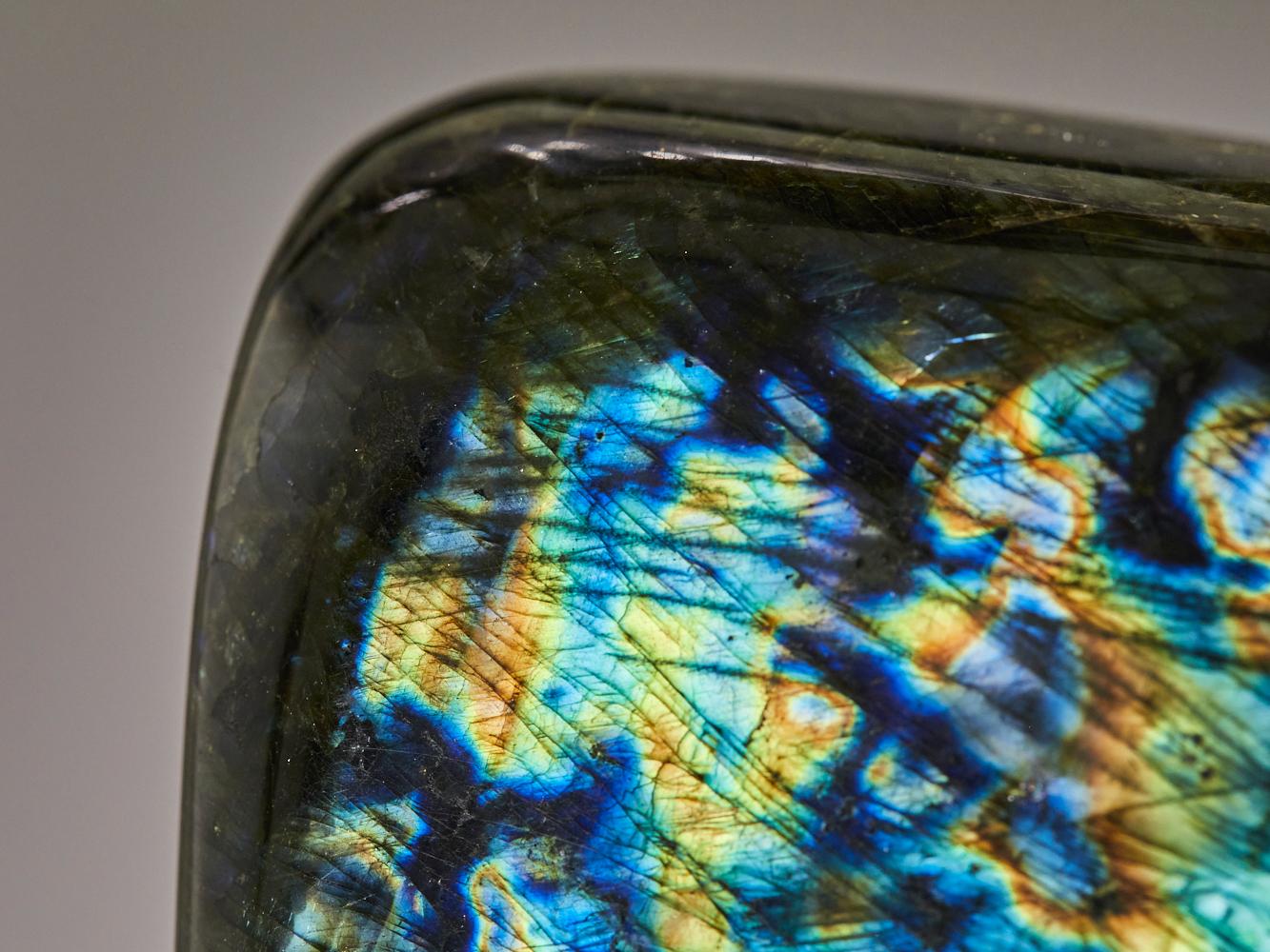 Paysage lumineux en labradorite en vente 7
