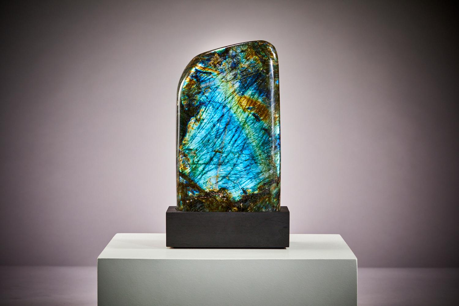 Cette exceptionnelle labradorite polie de Madagascar révèle une couleur vibrante.
jeu de couleurs, avec des éclats radieux de turquoise, de vert et d'or qui dansent...
à sa surface.
L'iridescence interne, connue sous le nom de labradorescence, crée