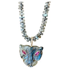 Collana con leonessa in labradorite, tormalina rosa e oro 14k