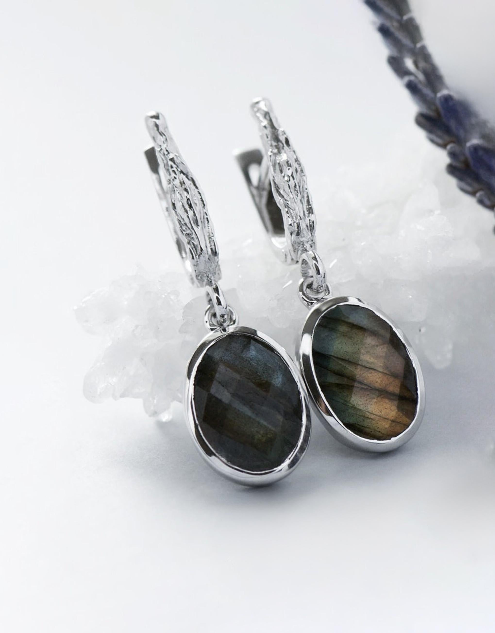 Silver earrings with natural Labradorite (dark Moonstone)
labradorite origin - Madagascar
labradorite measure - 0.24 х 0.39 х 0.55 in / 6 х 10 х 14 mm
earrings weight - 6.78 grams
earrings height - 1.5 in / 38 mm
