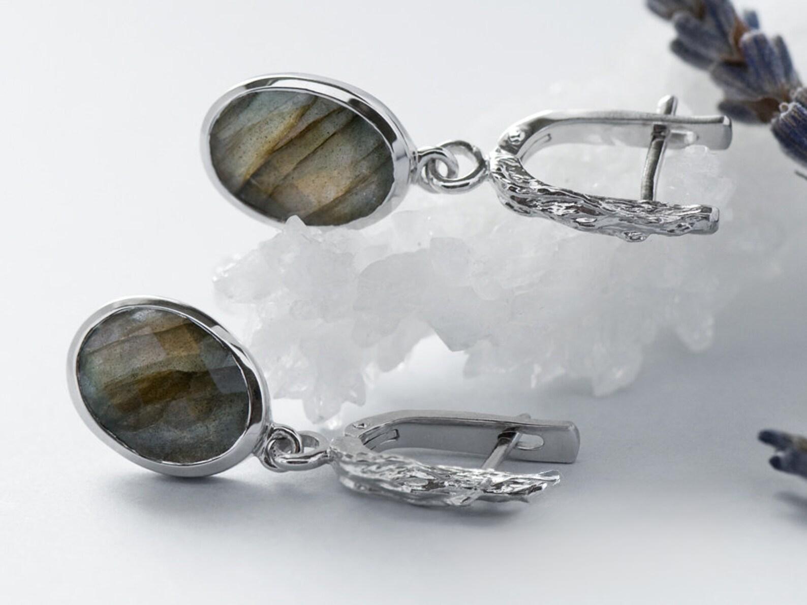Labradorite Moonstone Silver Earrings Natural Oval Gemstone vintage style gift In Excellent Condition For Sale In Berlin, DE