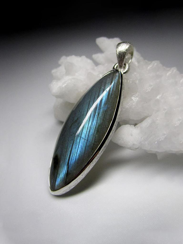Ciondolo in argento con Labradorite naturale di alta qualità (pietra di luna scura)
origine della gemma - Finlandia
La dimensione della gemma è di 0,12 х 0,47 х 1,26 in / 4 х 12 х 32 mm
Peso della labradorite - 15 carati
Peso del ciondolo - 5,13
