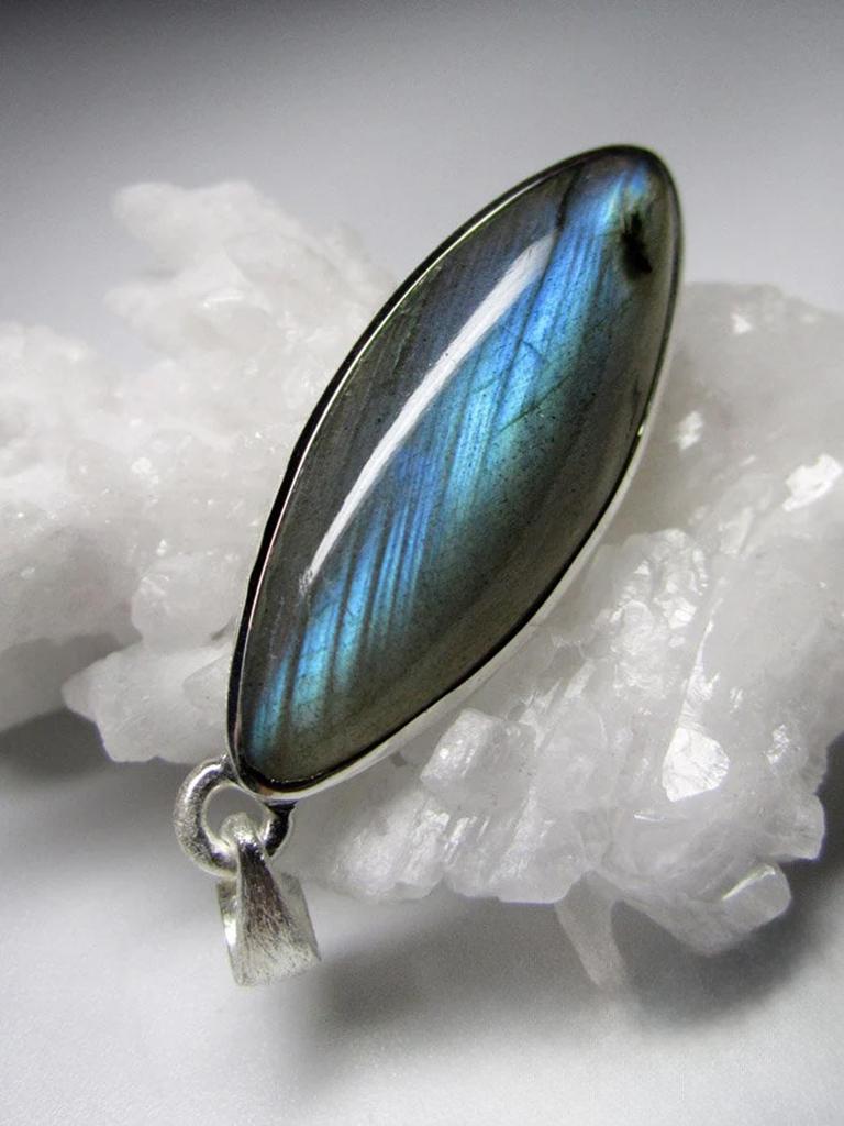 Artigiano Ciondolo in argento con pietra lunare labradorite Gemma naturale di alta qualità in vendita
