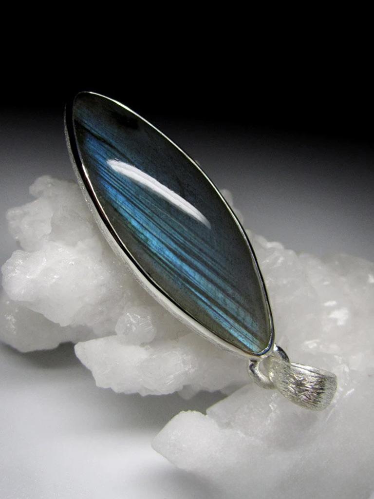Ciondolo in argento con pietra lunare labradorite Gemma naturale di alta qualità In condizioni Nuovo in vendita a Berlin, DE