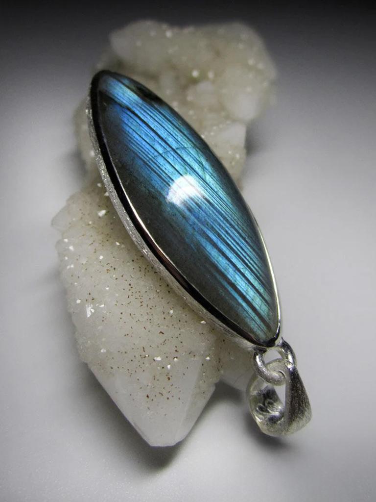 Ciondolo in argento con pietra lunare labradorite Gemma naturale di alta qualità in vendita 1