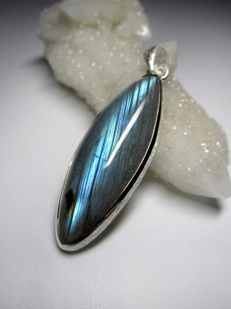 Ciondolo in argento con pietra lunare labradorite Gemma naturale di alta qualità in vendita 2