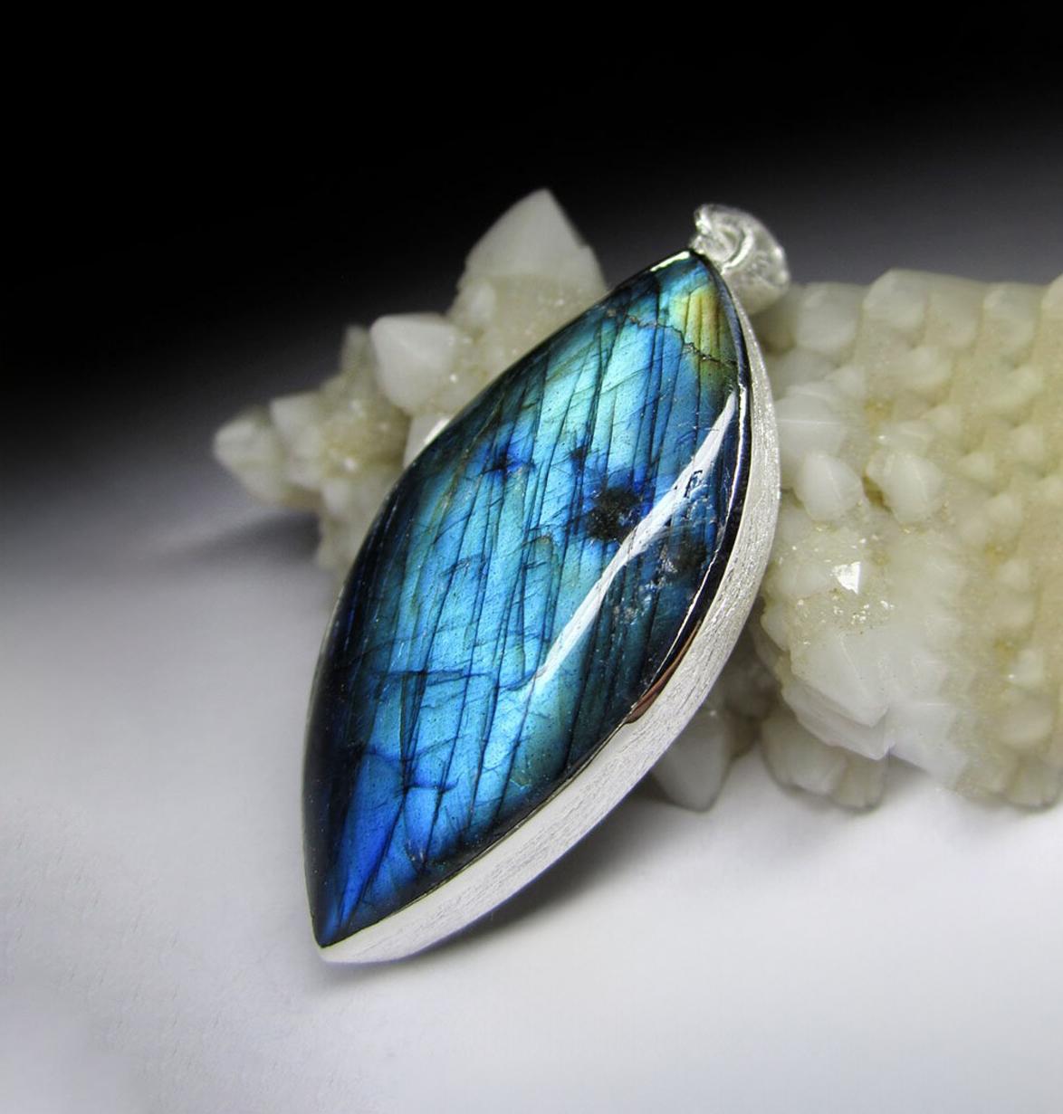 Ciondolo d'argento con pietra naturale di Labradorite Nature 
origine della gemma - Finlandia
La dimensione della gemma è di 0,28 х 0,87 х 1,69 in / 7 х 22 х 43 mm
Peso della labradorite - 61 carati
Peso del ciondolo - 16,7 grammi
lunghezza del