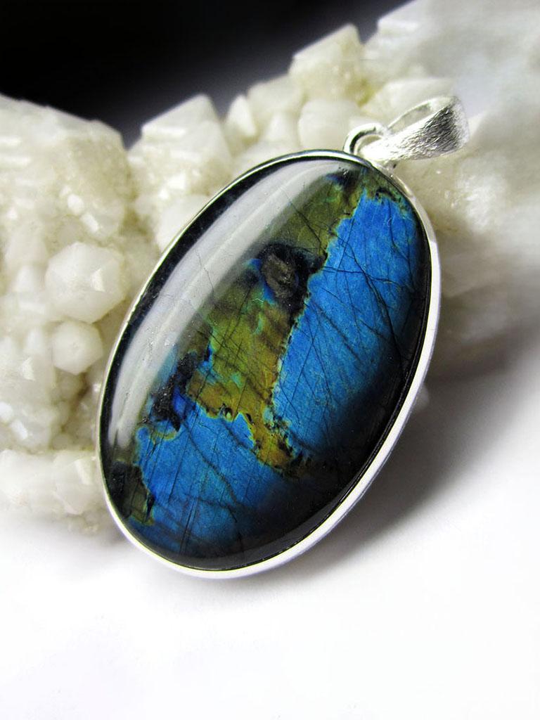 Silver pendant with natural Labradorite Moonstone 
gemstone origin - Finland
labradorite measure - 0.16  х 0.79 х 1.18 in / 4 х 20 х 30 mm
weight of the labradorite - 28.5 carat
weight of the pendant - 8.4 grams
pendant height - 1.65 in / 42 mm