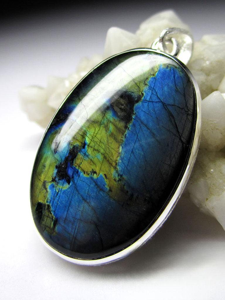 Labradorite Moonstone Silver Pendant Polychrome Blue Green Earth Globe gift wife In New Condition For Sale In Berlin, DE