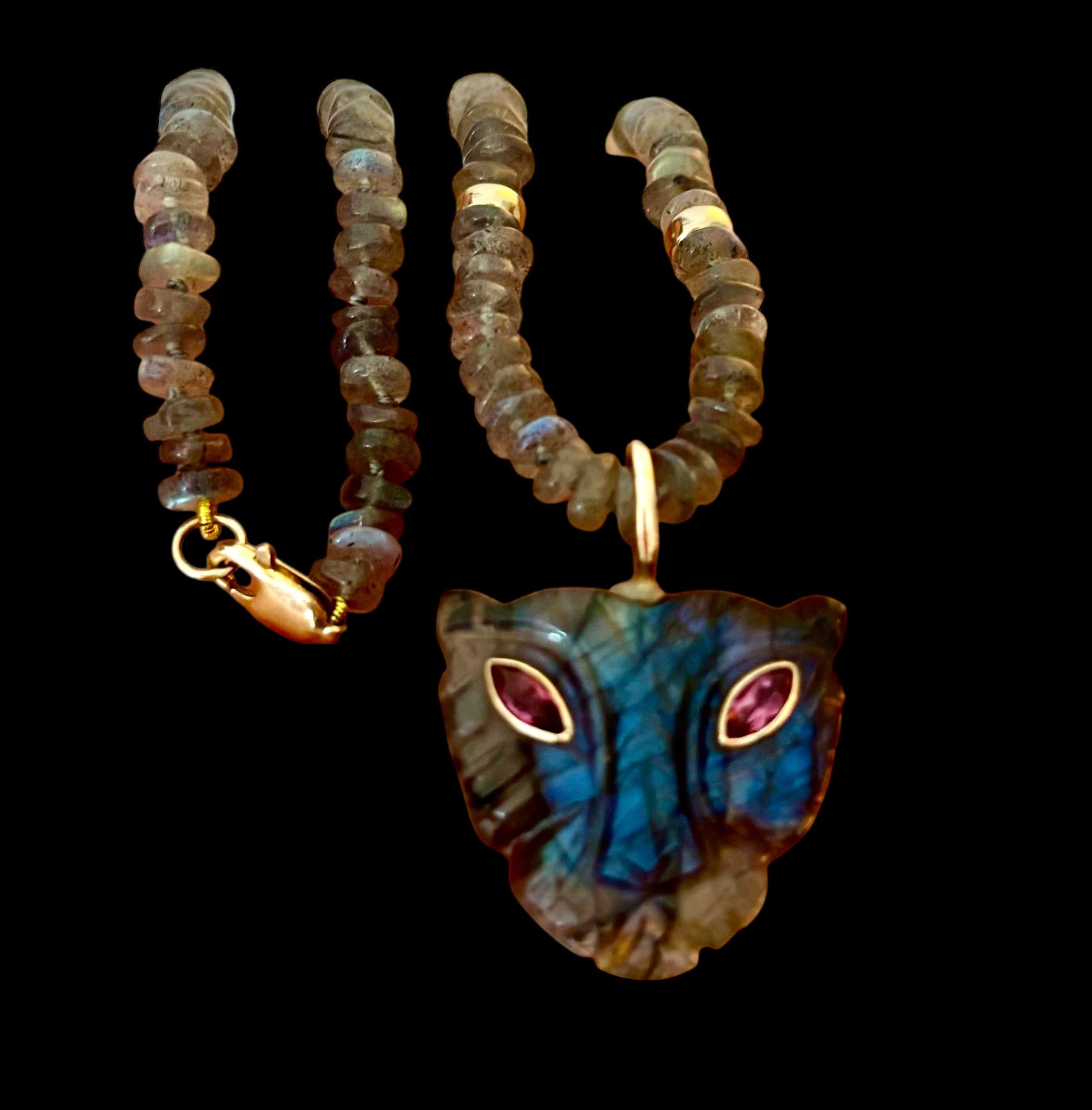 Collana in labradorite con ciondolo a forma di leonessa

Labradorite, topazio rosa, oro 14k

Testa di leonessa in labradorite intagliata con due occhi di topazio rosa marquise da 6x3 mm e castone in oro 14k.
  
Il ciondolo a forma di leonessa misura