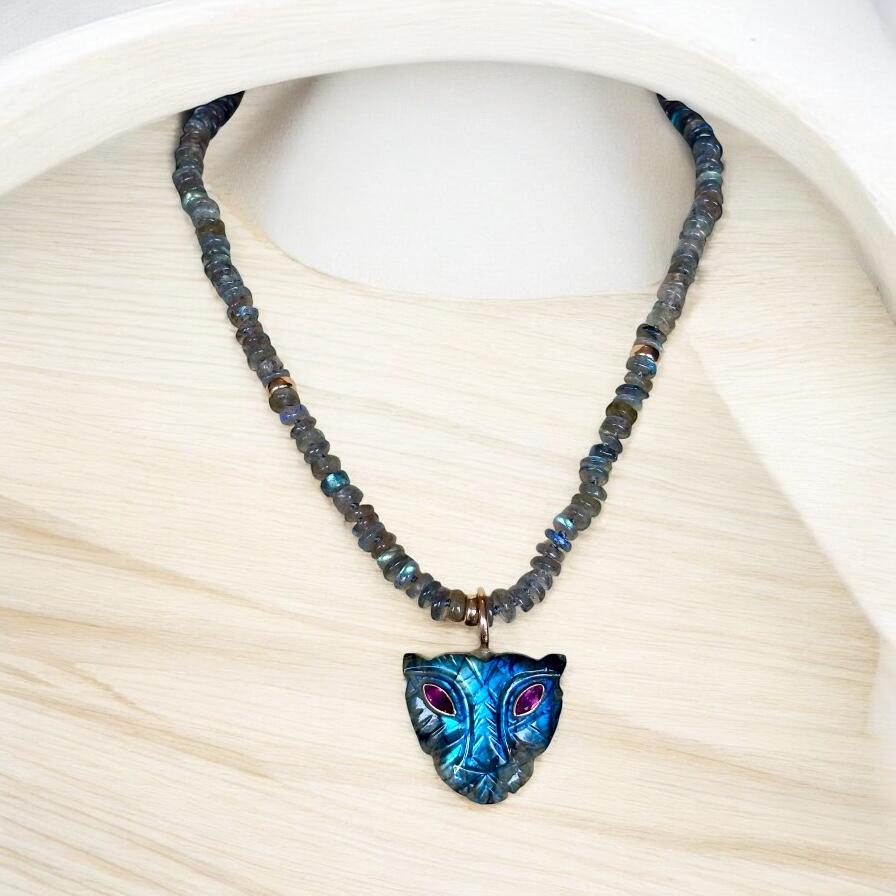 Taglio misto COLLANA DI LABRADORITE con ciondolo a forma di leonessa, ORO 14K e TOPAZIO ROSA in vendita
