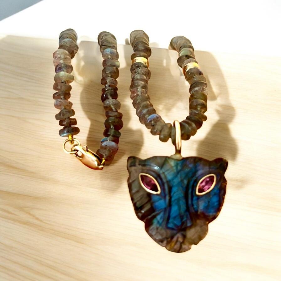 COLLANA DI LABRADORITE con ciondolo a forma di leonessa, ORO 14K e TOPAZIO ROSA In condizioni Nuovo in vendita a New York, NY