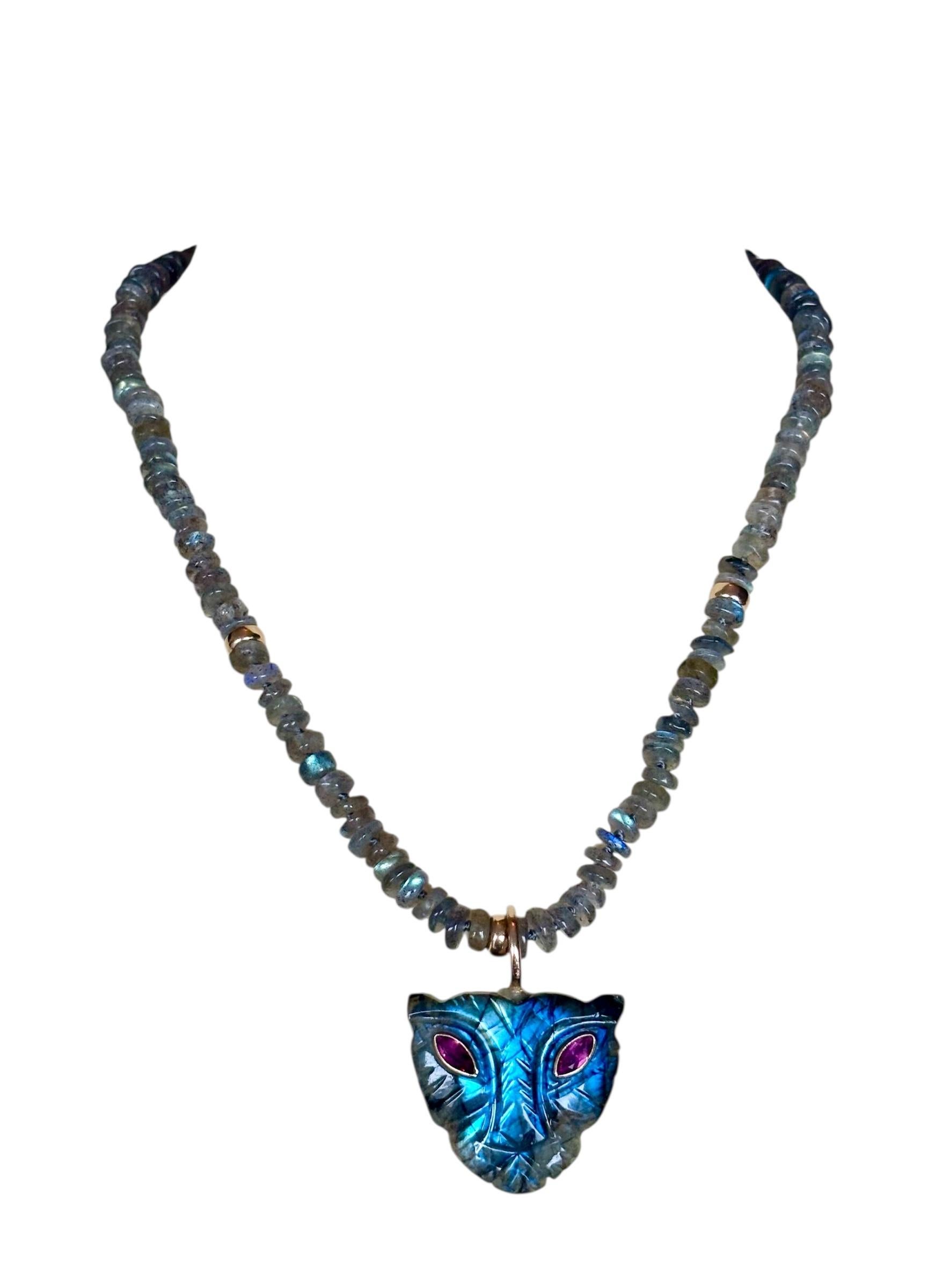 COLLANA DI LABRADORITE con ciondolo a forma di leonessa, ORO 14K e TOPAZIO ROSA in vendita 1