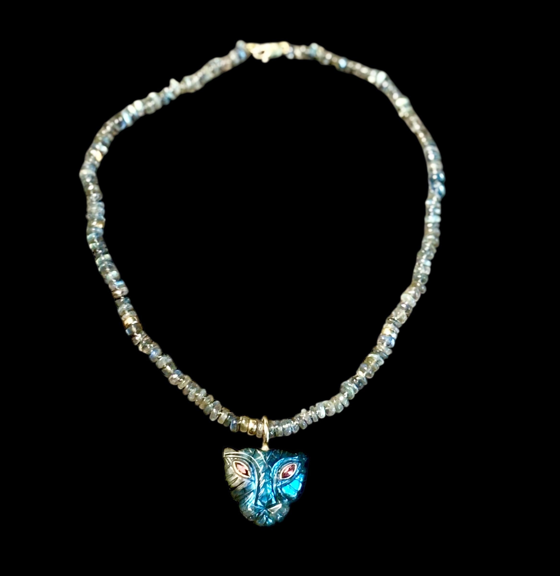 COLLANA DI LABRADORITE con ciondolo a forma di leonessa, ORO 14K e TOPAZIO ROSA in vendita 2