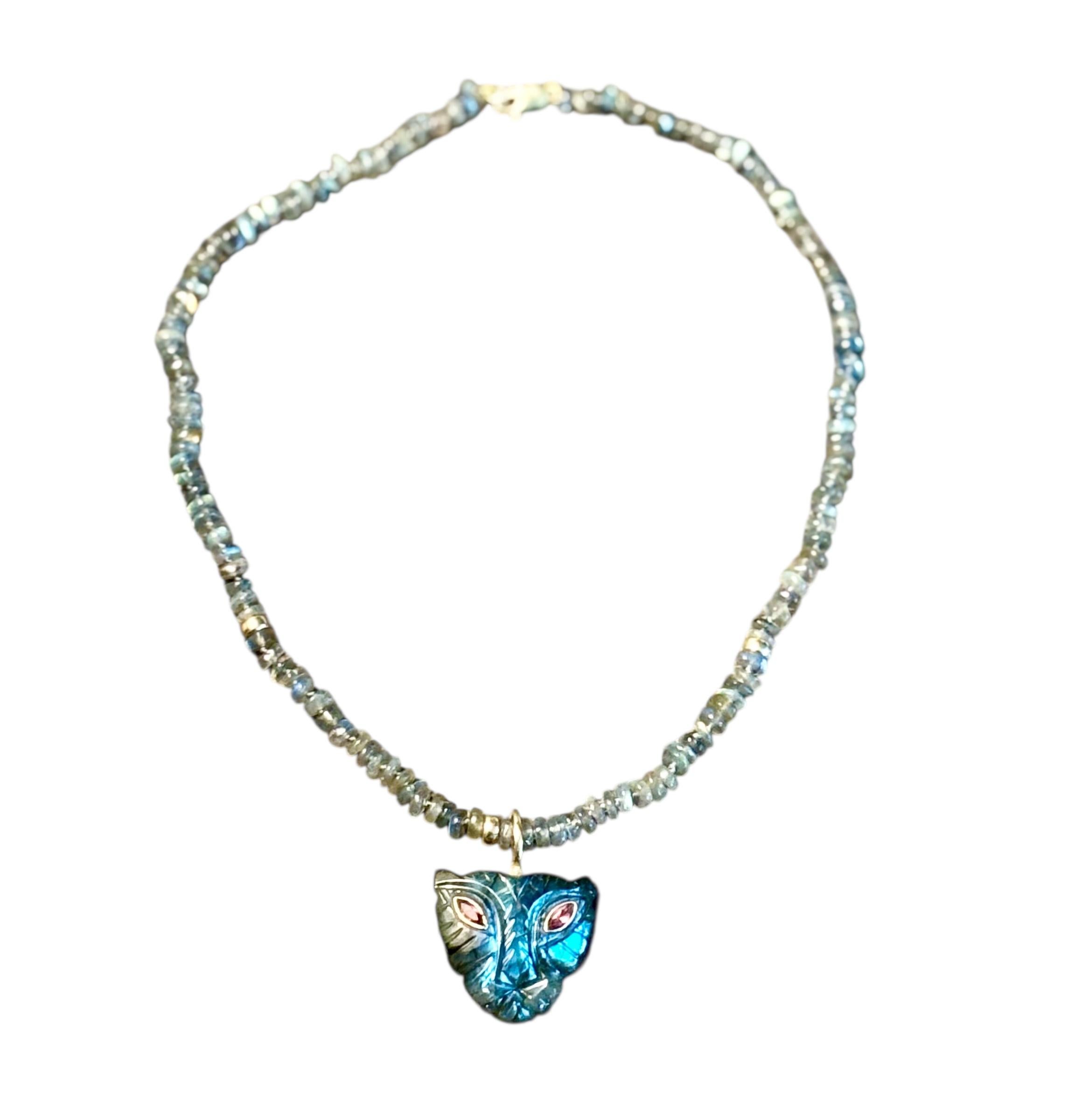 COLLANA DI LABRADORITE con ciondolo a forma di leonessa, ORO 14K e TOPAZIO ROSA in vendita 3
