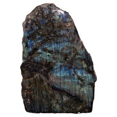 Labradorite polie sur l'un des côtés