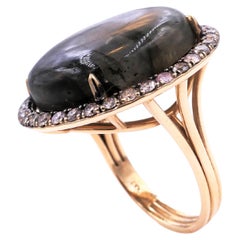 14 Karat Gelber Labradorit Ring mit rundem Cabochon-Halo und Silber-Cognac-Diamanten