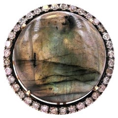 14 Karat Gelber Labradorit Ring mit rundem Cabochon-Halo und Silber-Cognac-Diamanten