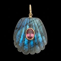 Pendentif en coquillage de labradorite avec tourmaline rose et or 14 carats