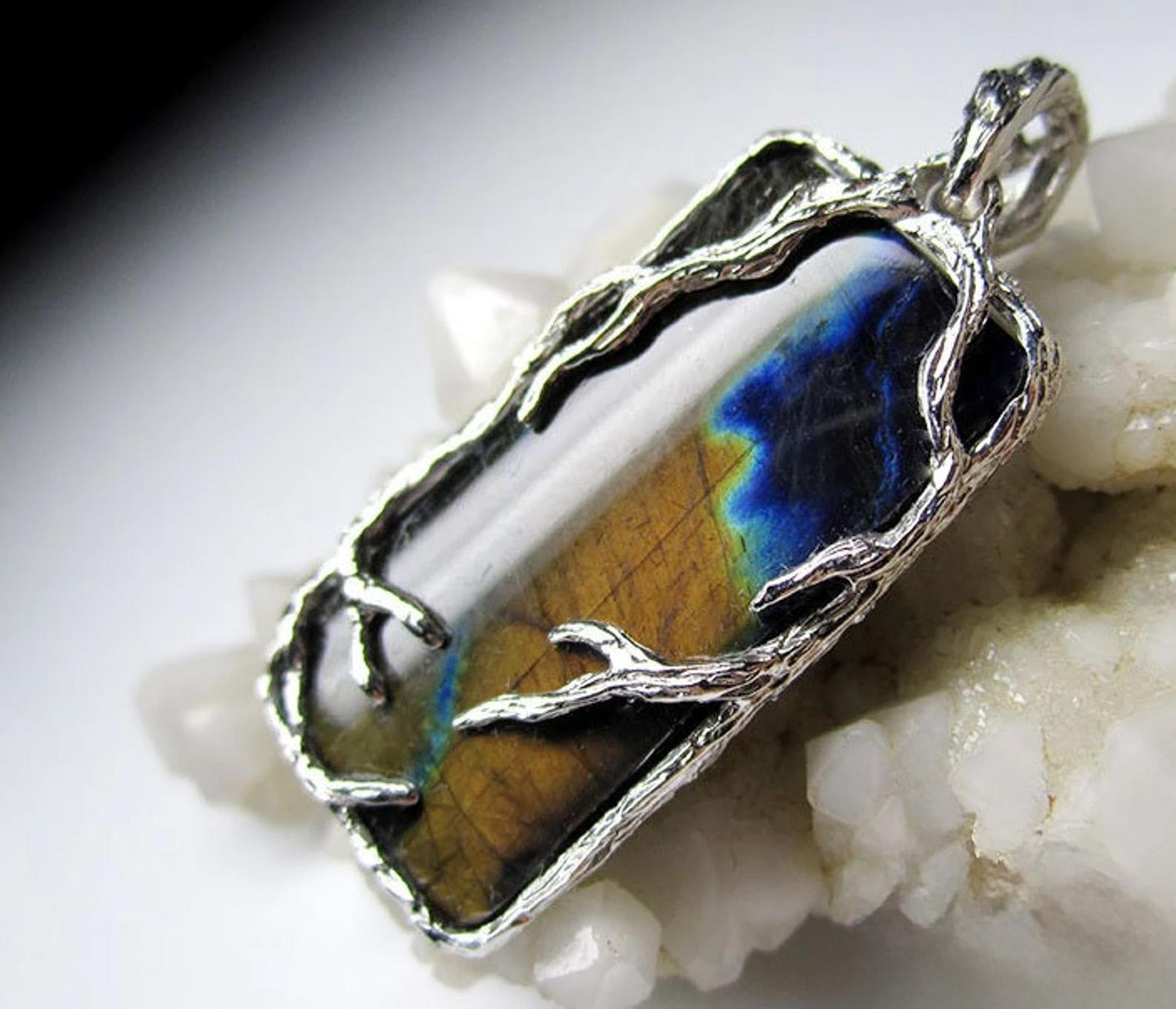 Silver pendant with natural Labradorite Moonstone
labradorite origin - Finland
labradorite measurements - 0.12 х 0.47 х 1.02 in / 3 х 12 х 26 mm 
stone weight - 10.35 carats
pendant weight - 4.09 grams
pendant height - 1.46 in / 37 mm
The necklace