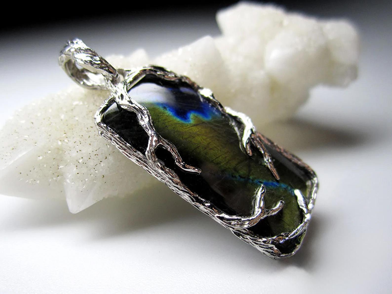 Artisan Labradorite Silver Pendant Polychrome Natural Stone gift lotr style vintage mens For Sale