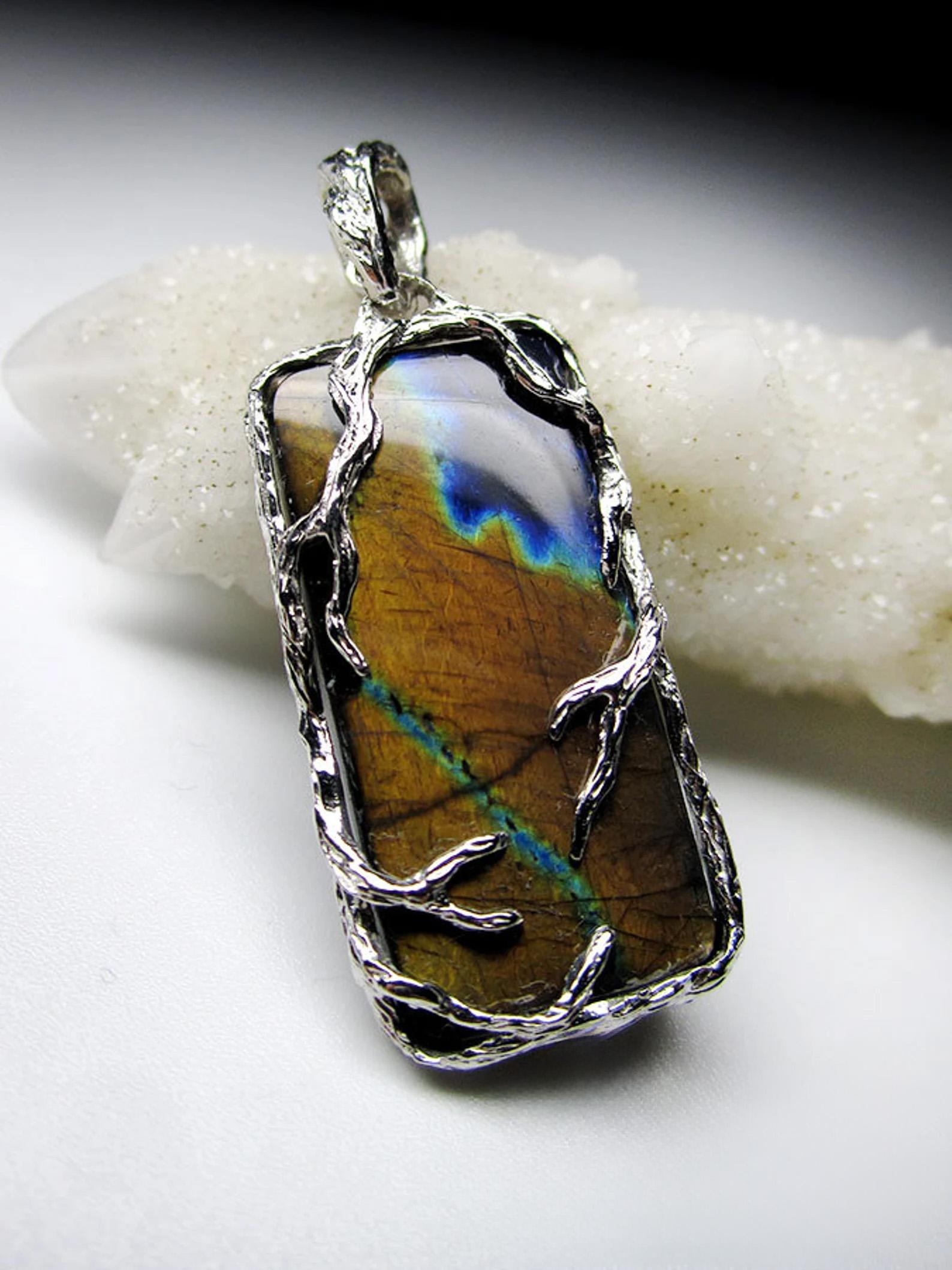 Labradorite Silver Pendant Polychrome Natural Stone gift lotr style vintage mens In New Condition For Sale In Berlin, DE