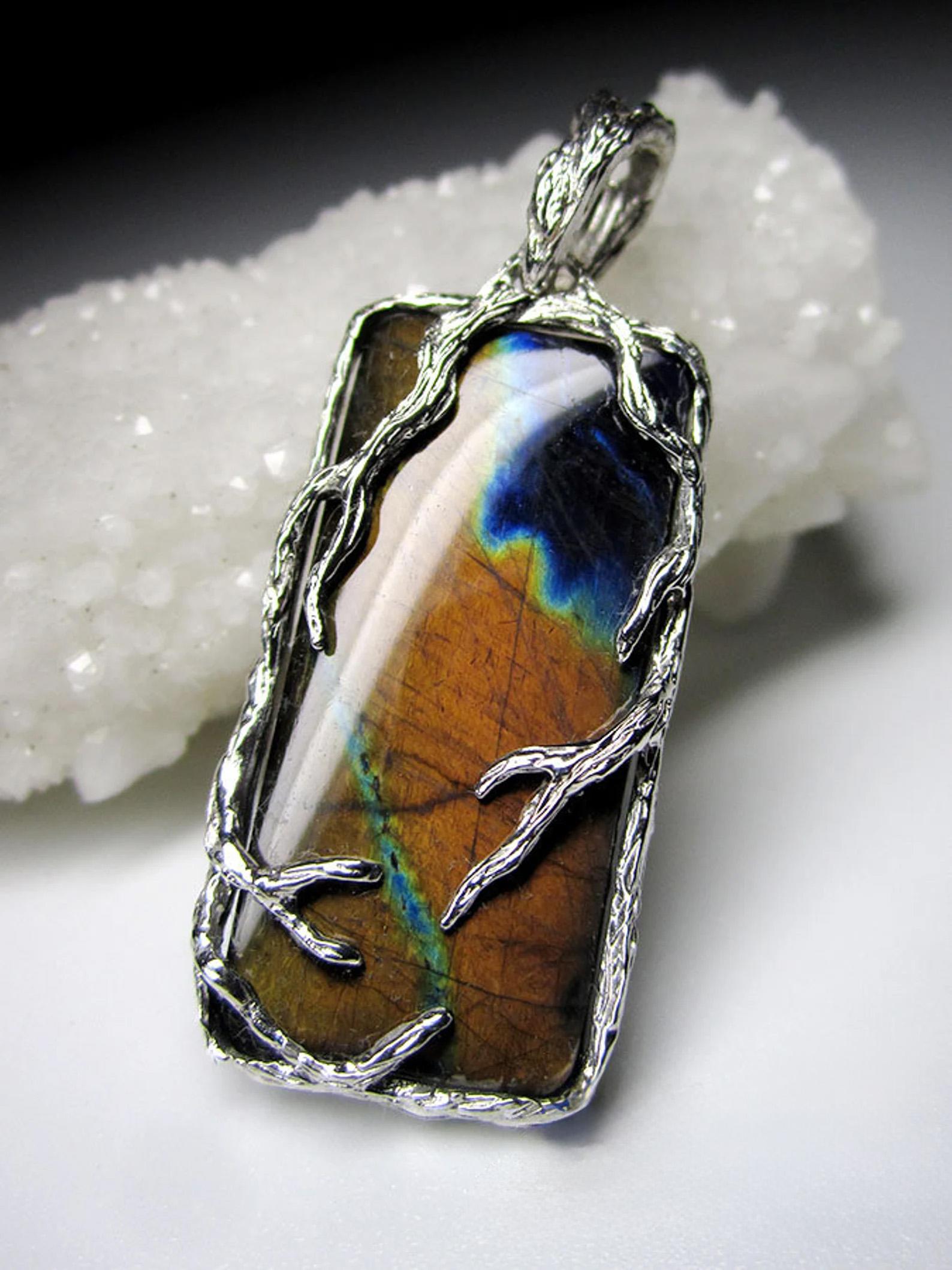 Women's or Men's Labradorite Silver Pendant Polychrome Natural Stone gift lotr style vintage mens For Sale