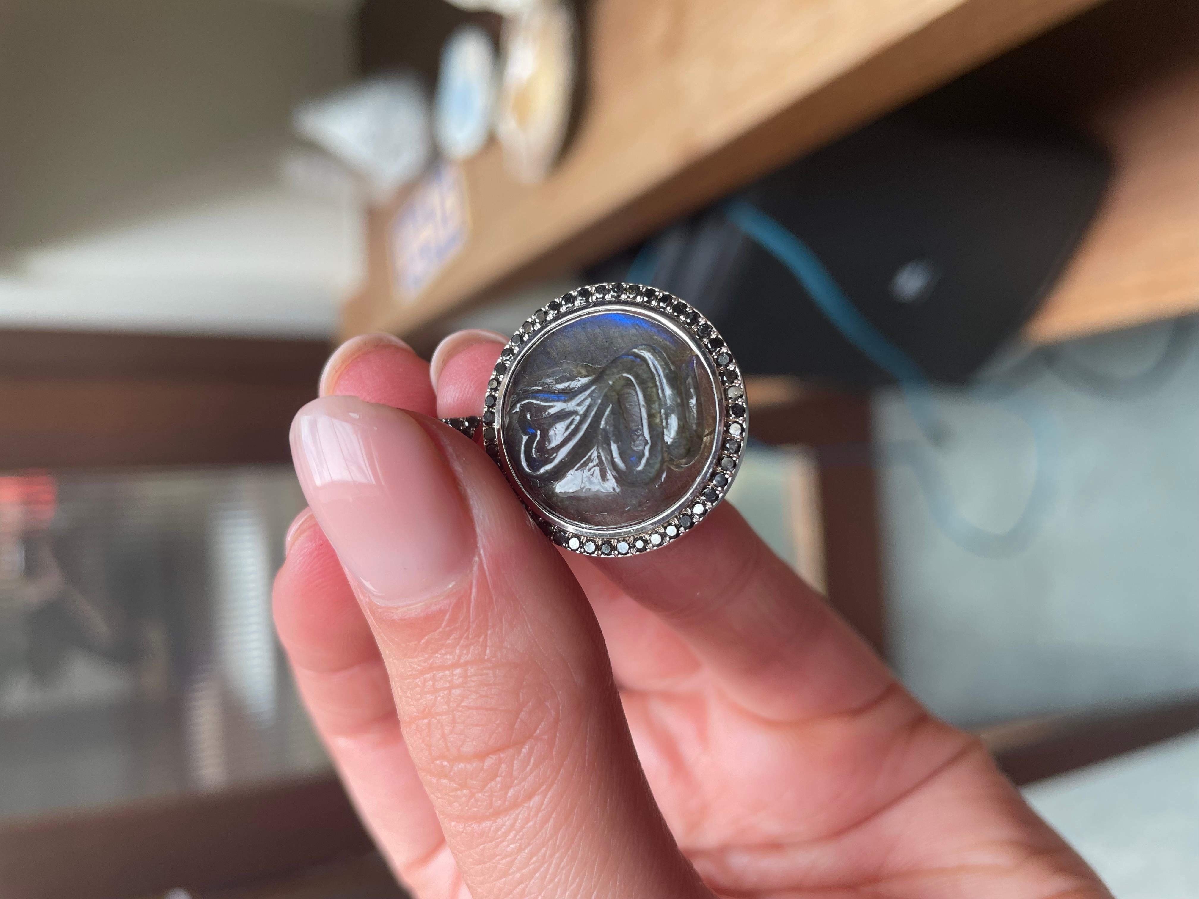 Cabochon Orecchini a serpente di labradorite con diamanti neri in oro 18 carati in vendita