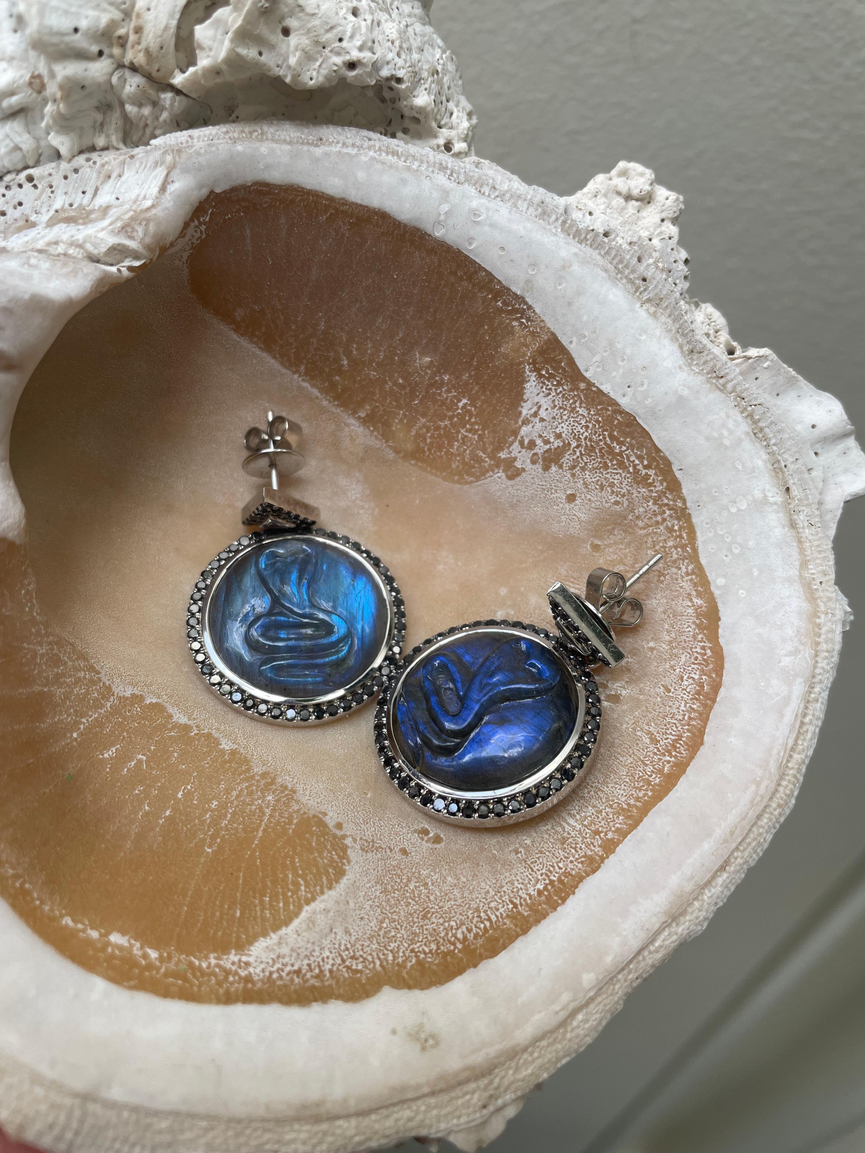 Orecchini a serpente di labradorite con diamanti neri in oro 18 carati In condizioni Nuovo in vendita a London, GB