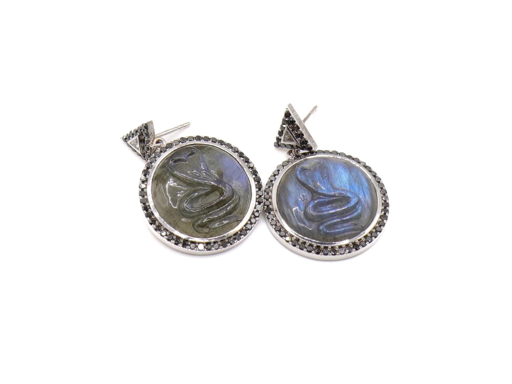 Donna Orecchini a serpente di labradorite con diamanti neri in oro 18 carati in vendita