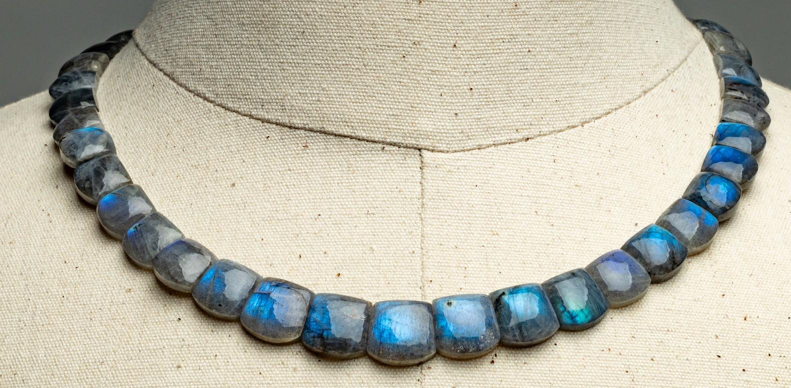 Precioso collar de cuentas de gemas cuadradas de labradorita en forma de cabujón.  La labradorita tiene un gran fuego y luminiscencia al captar la luz, lo que cabe esperar de una labradorita de alta calidad. Las piedras están ligeramente graduadas