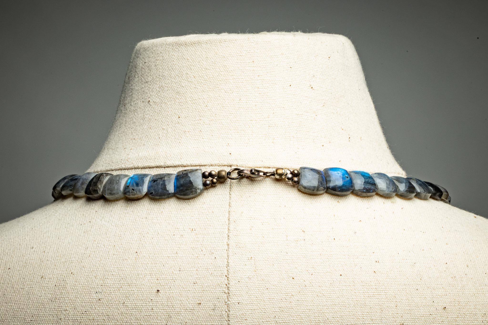 Collar de cabujón de pan de azúcar de labradorita con cierre de plata de ley en Bueno estado para la venta en Nantucket, MA