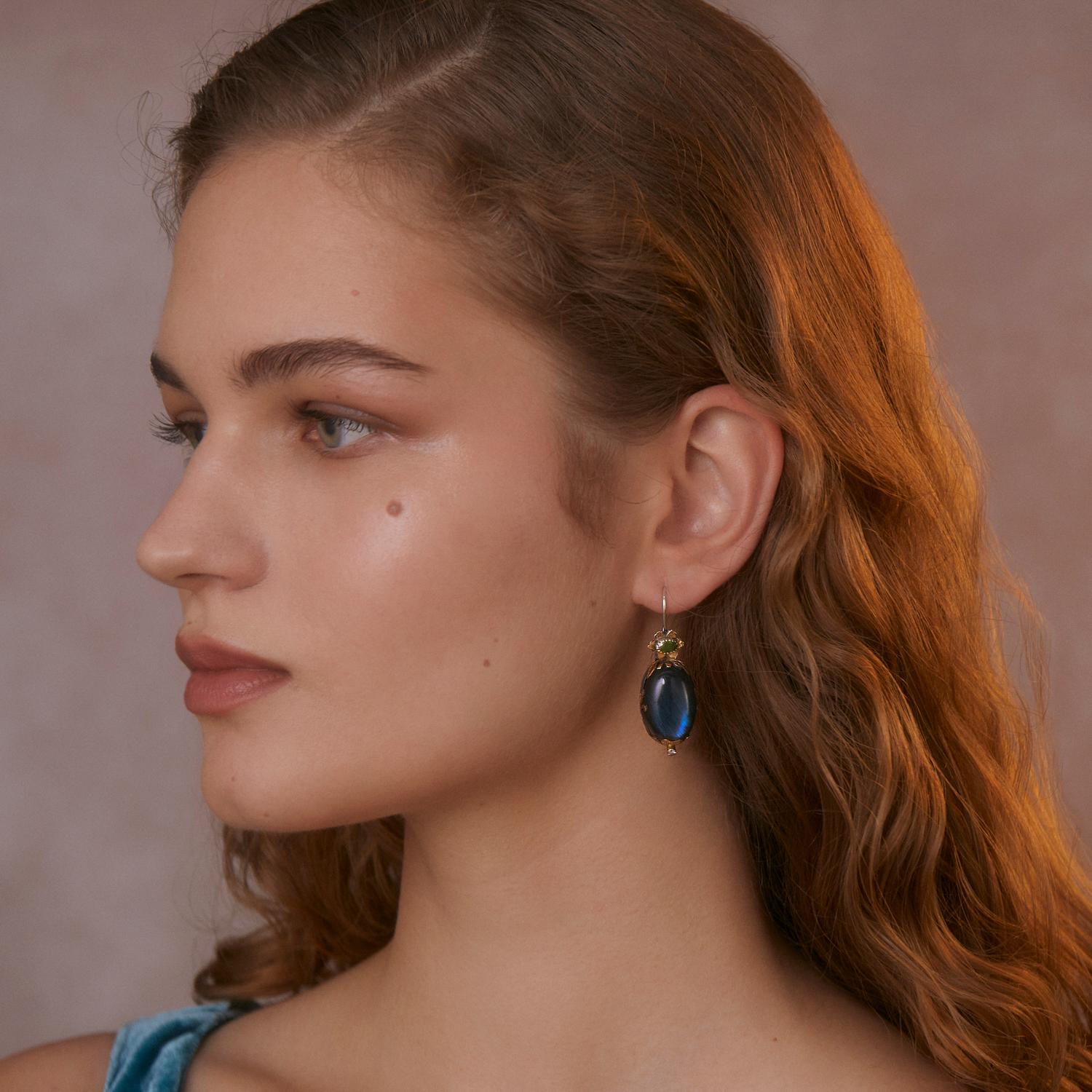 

Superbes boucles d'oreilles uniques présentant de grosses gouttes de labradorite entourées de motifs floraux en or 18kt gravés à la main. Le haut des boucles d'oreilles est incrusté de tourmalines vertes et les pointes sont ornées de diamants