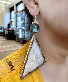 Orecchino penzolante in labradorite e quarzo bianco con diamanti in oro giallo 18 carati