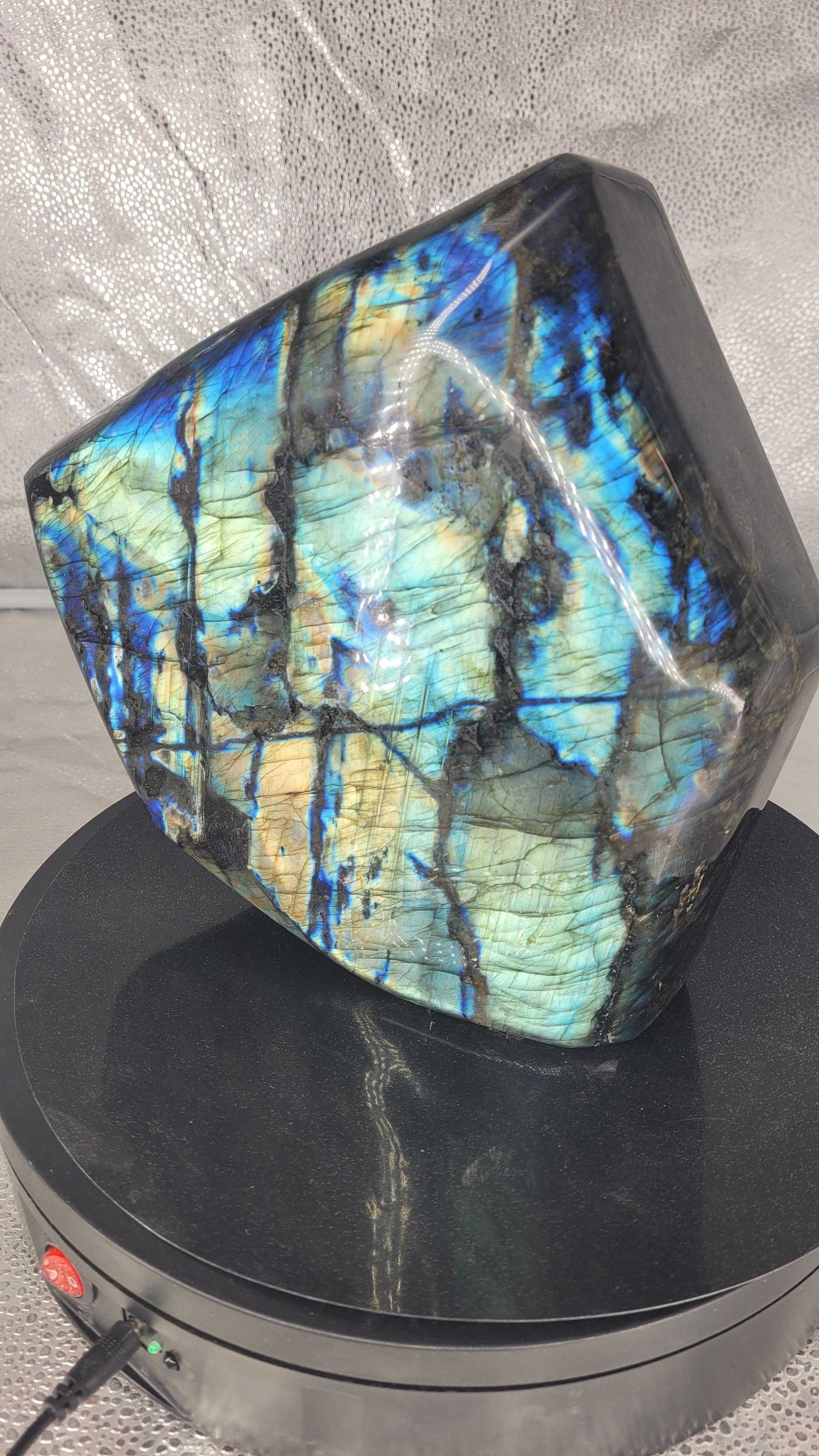 La labradorite est un grand minéral classique de décoration colorée, et l'un des plus célèbres de Madagascar.

Scientifiquement, le phénomène conduisant à son changement de couleur est appelé adularescence, ou effet Schiller. Le passage de la