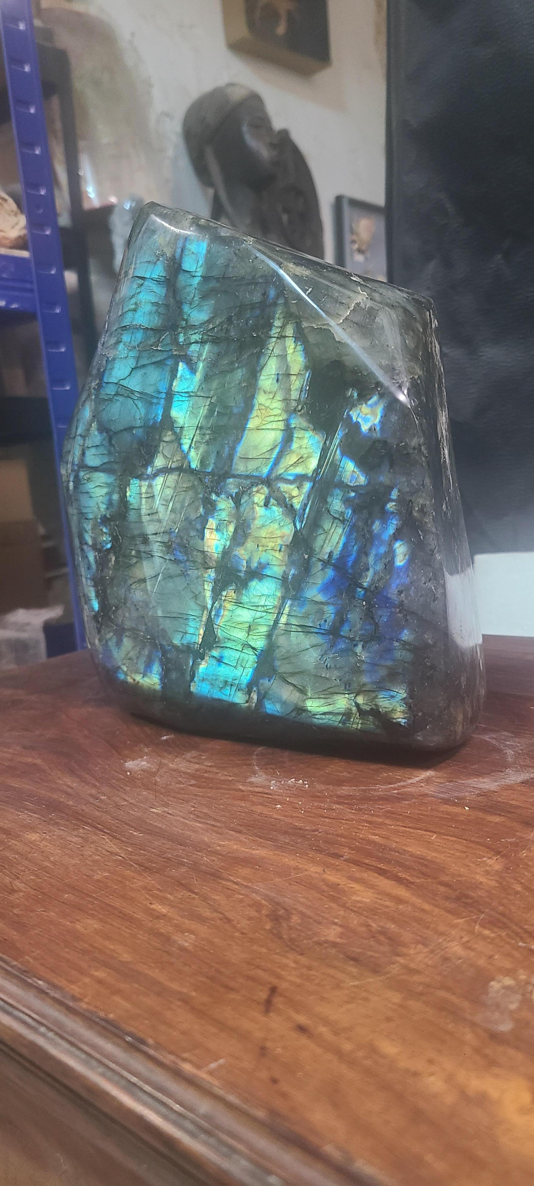 Pierre précieuse Labradorite, (jaune/bleu/vert/orange) minéral de Madagascar en vente