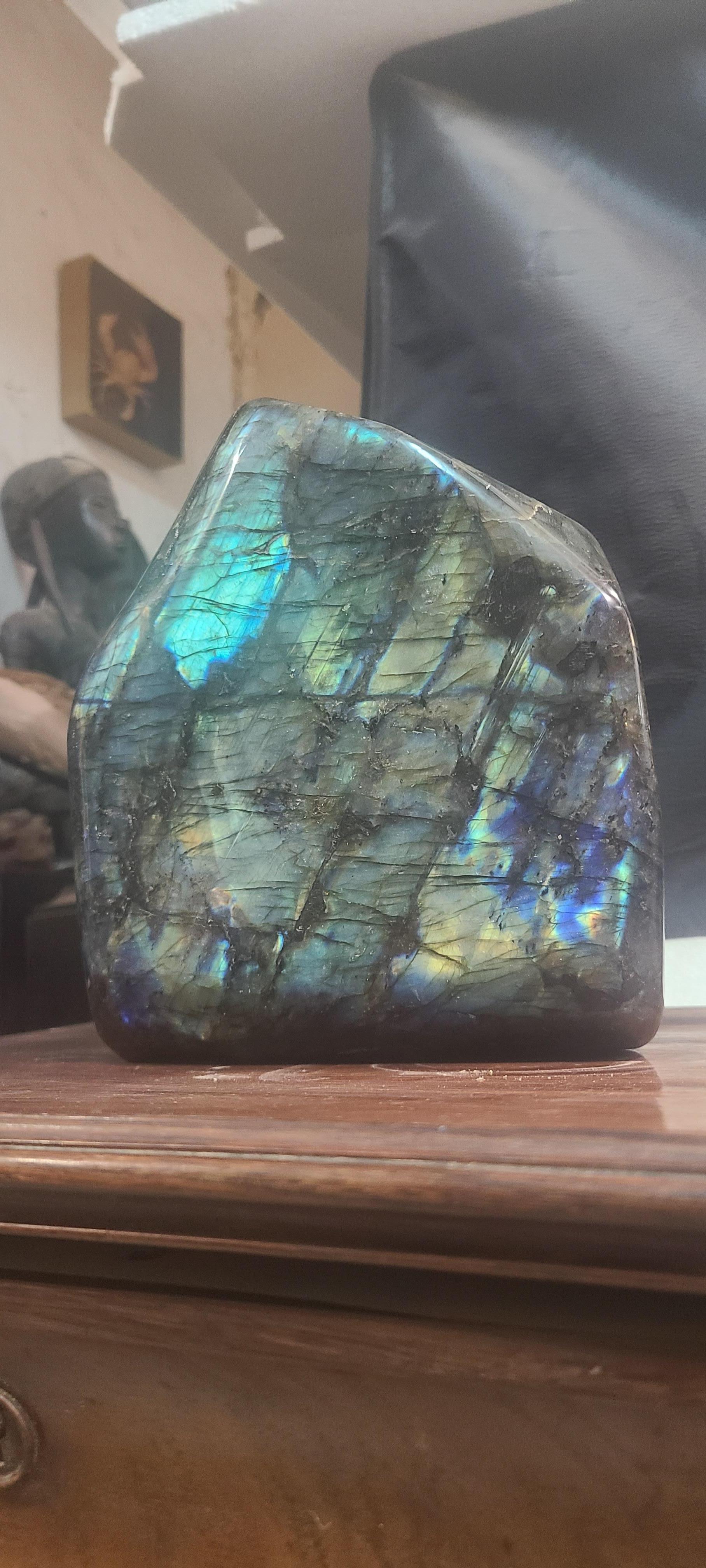 Labradorite, (jaune/bleu/vert/orange) minéral de Madagascar en vente 1