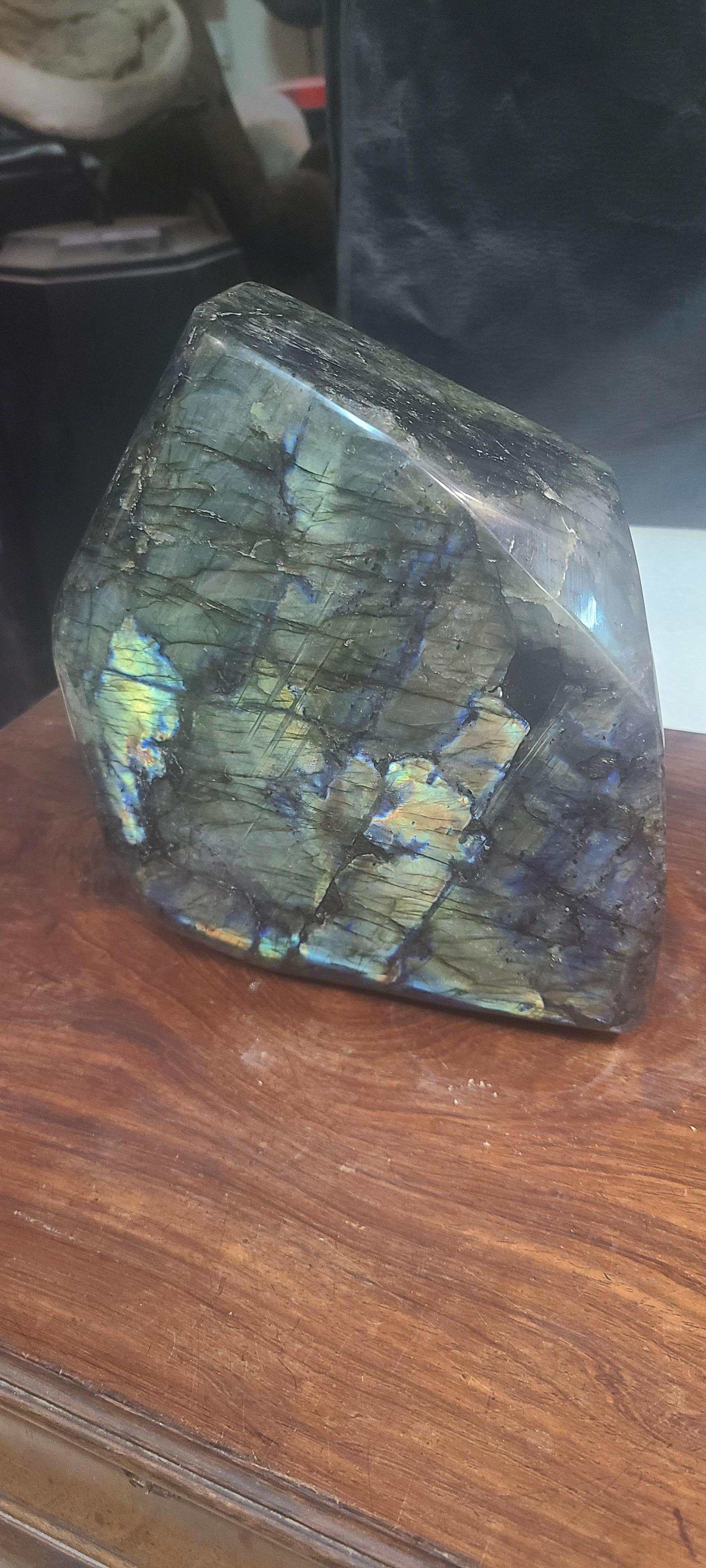 Labradorite, (jaune/bleu/vert/orange) minéral de Madagascar en vente 2