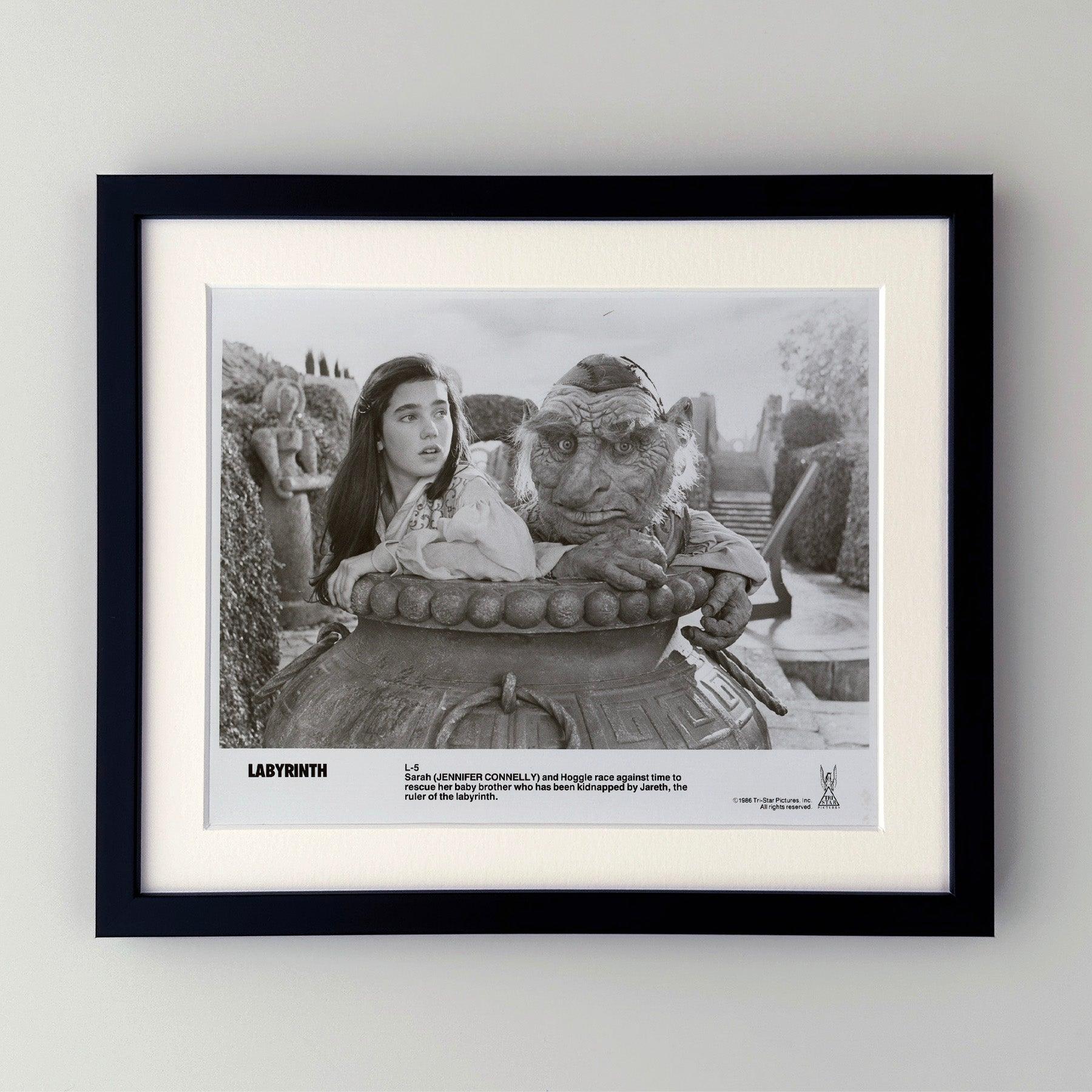 Original 8x10 Zoll Publicity Film Still für Labyrinth (1986) mit David Bowie und Jennifer Connelly in den Hauptrollen und unter der Regie von Jim Henson.
Werbefotos (Film/Produktion) wurden erstellt, um die Studios bei der Werbung für ihre neuen